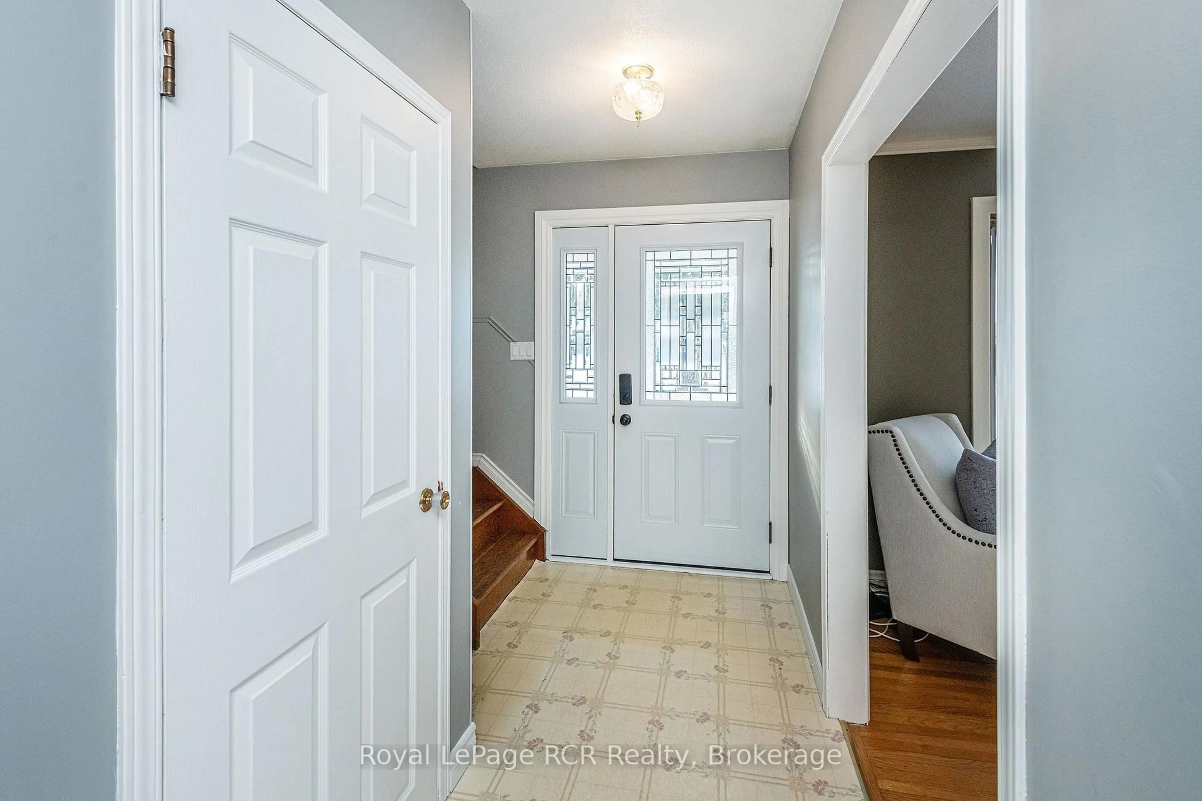 Indoor entryway for 37 Centre St, Orangeville Ontario L9W 2X3