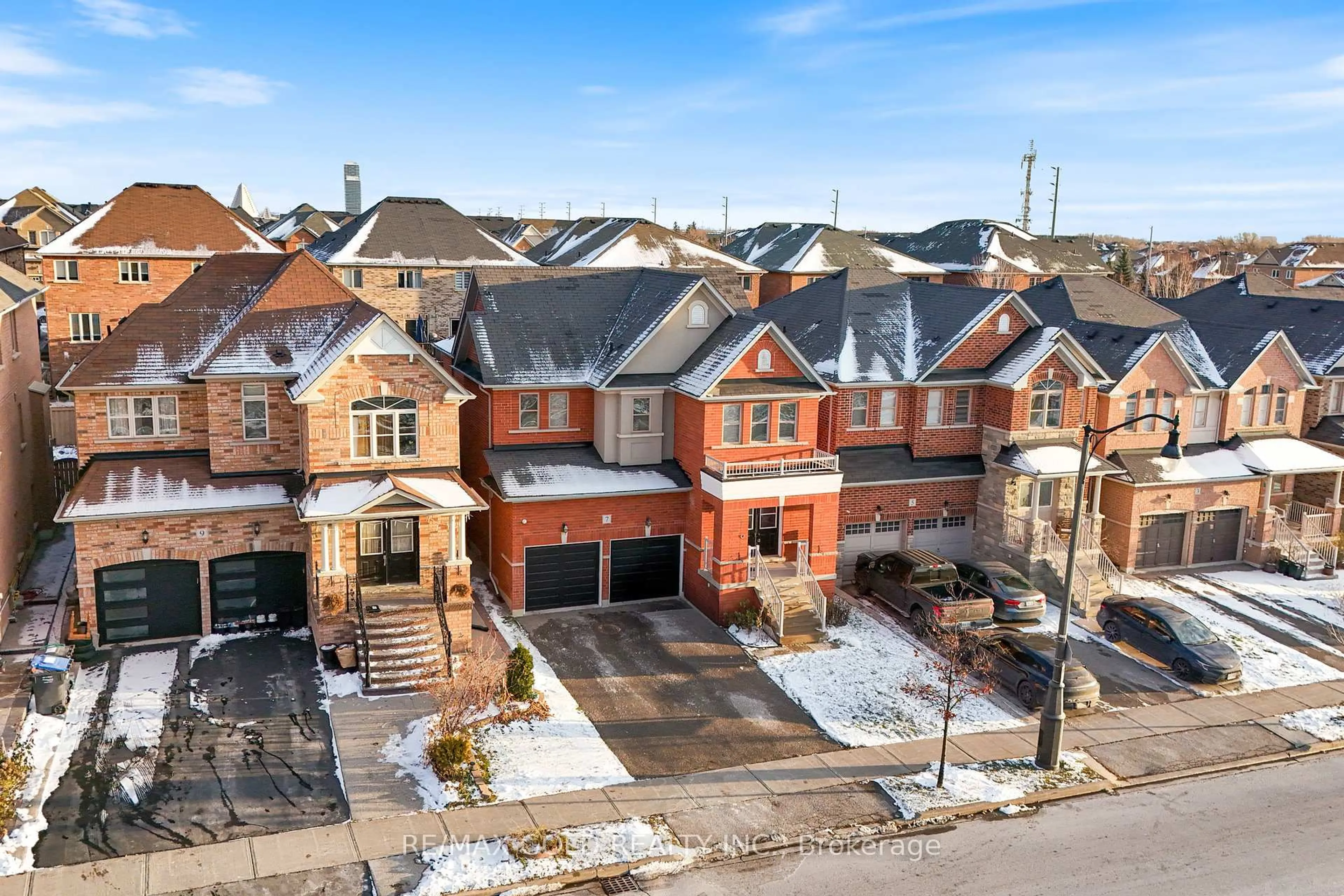 A pic from outside/outdoor area/front of a property/back of a property/a pic from drone, street for 7 Gardenbrooke Tr, Brampton Ontario L6P 3L1