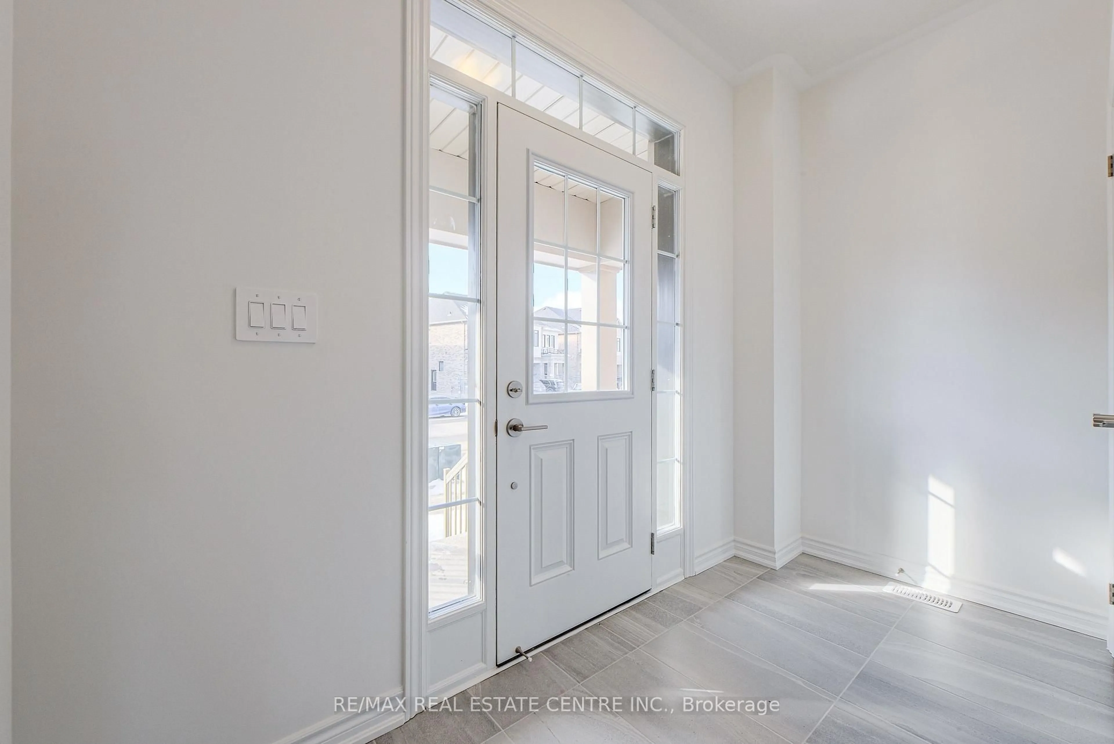 Indoor entryway for 1467 SAVOLINE Blvd, Milton Ontario L9E 2G5