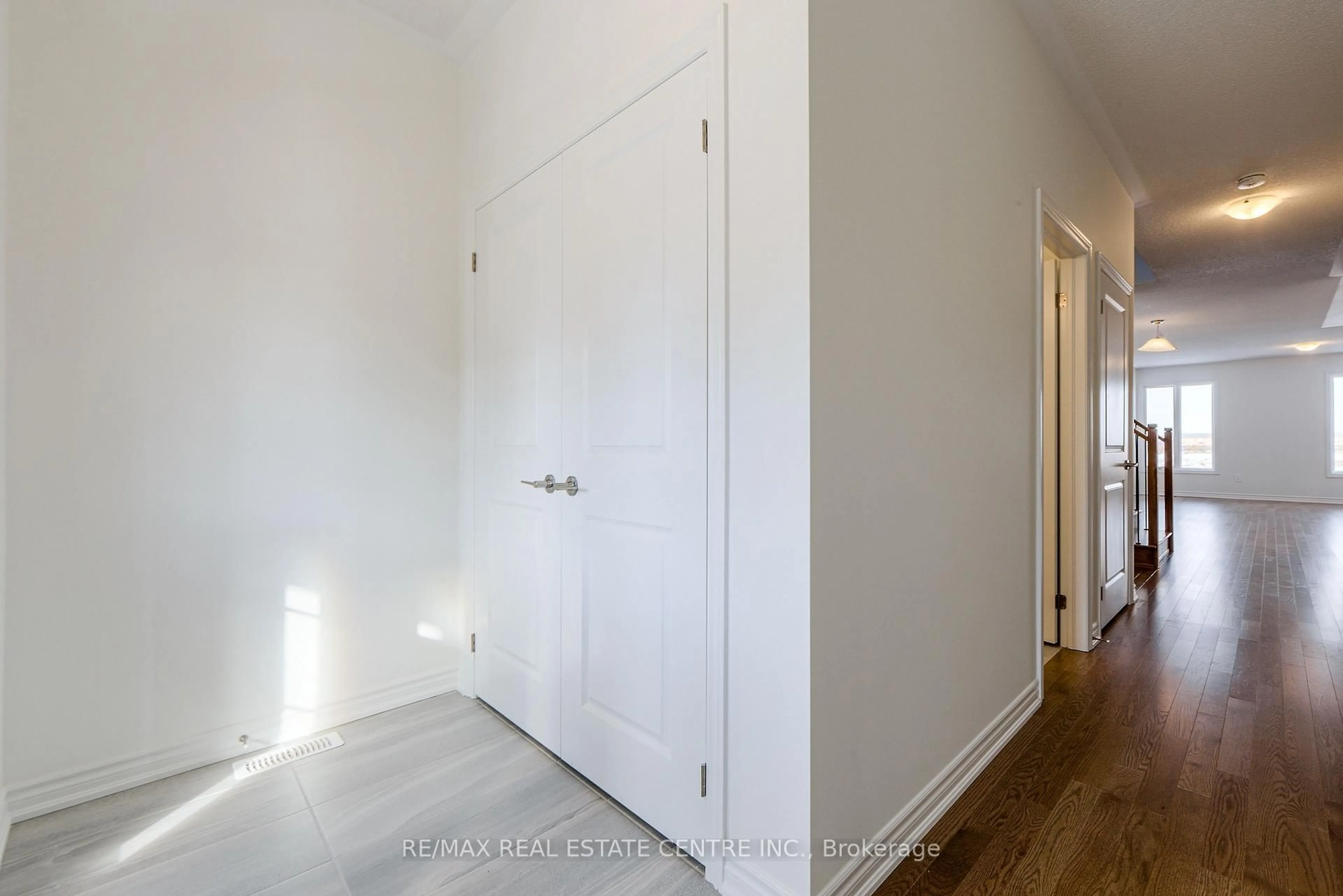 Indoor entryway for 1467 SAVOLINE Blvd, Milton Ontario L9E 2G5