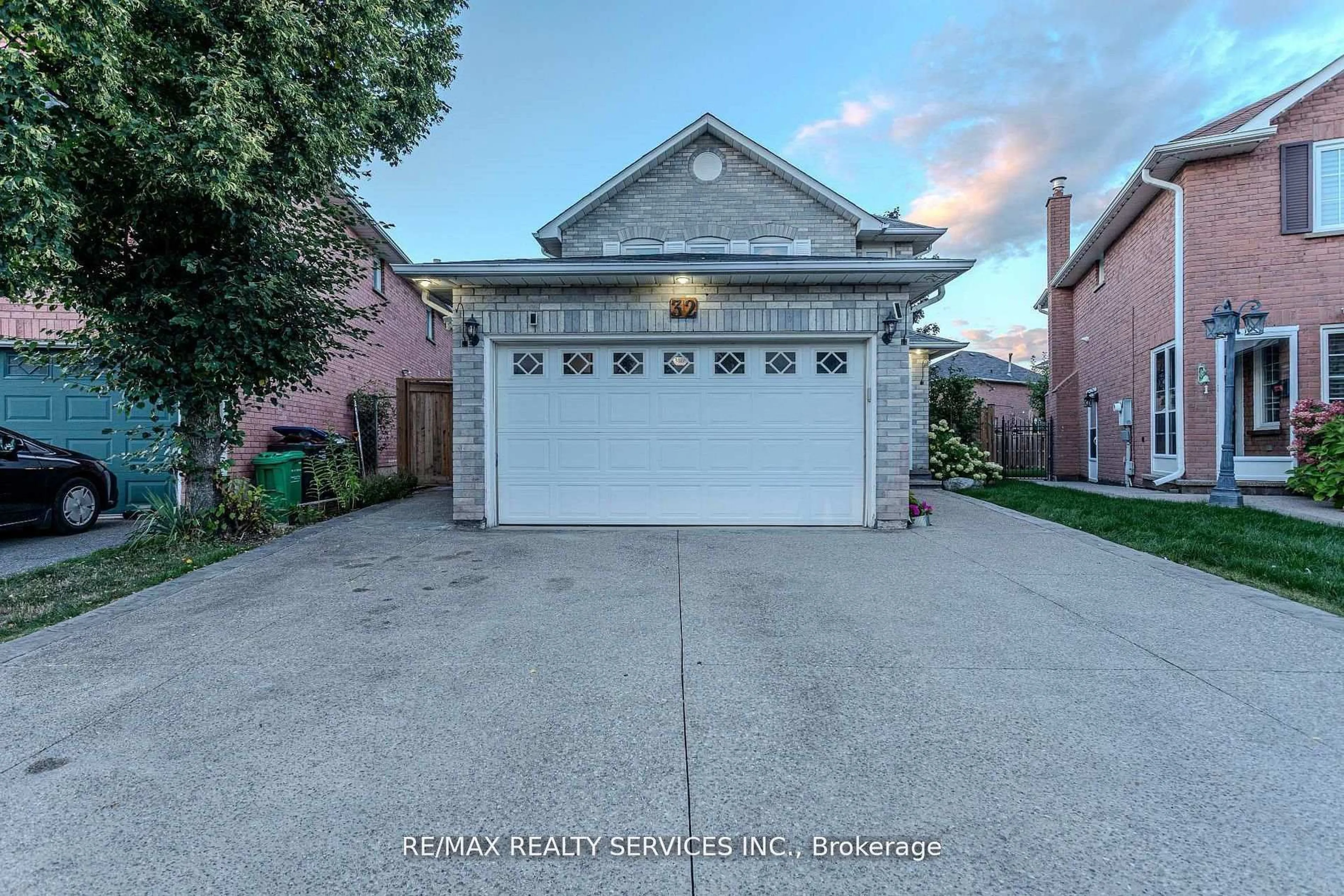Indoor garage for 32 Heddon Crt, Brampton Ontario L6Z 4H2