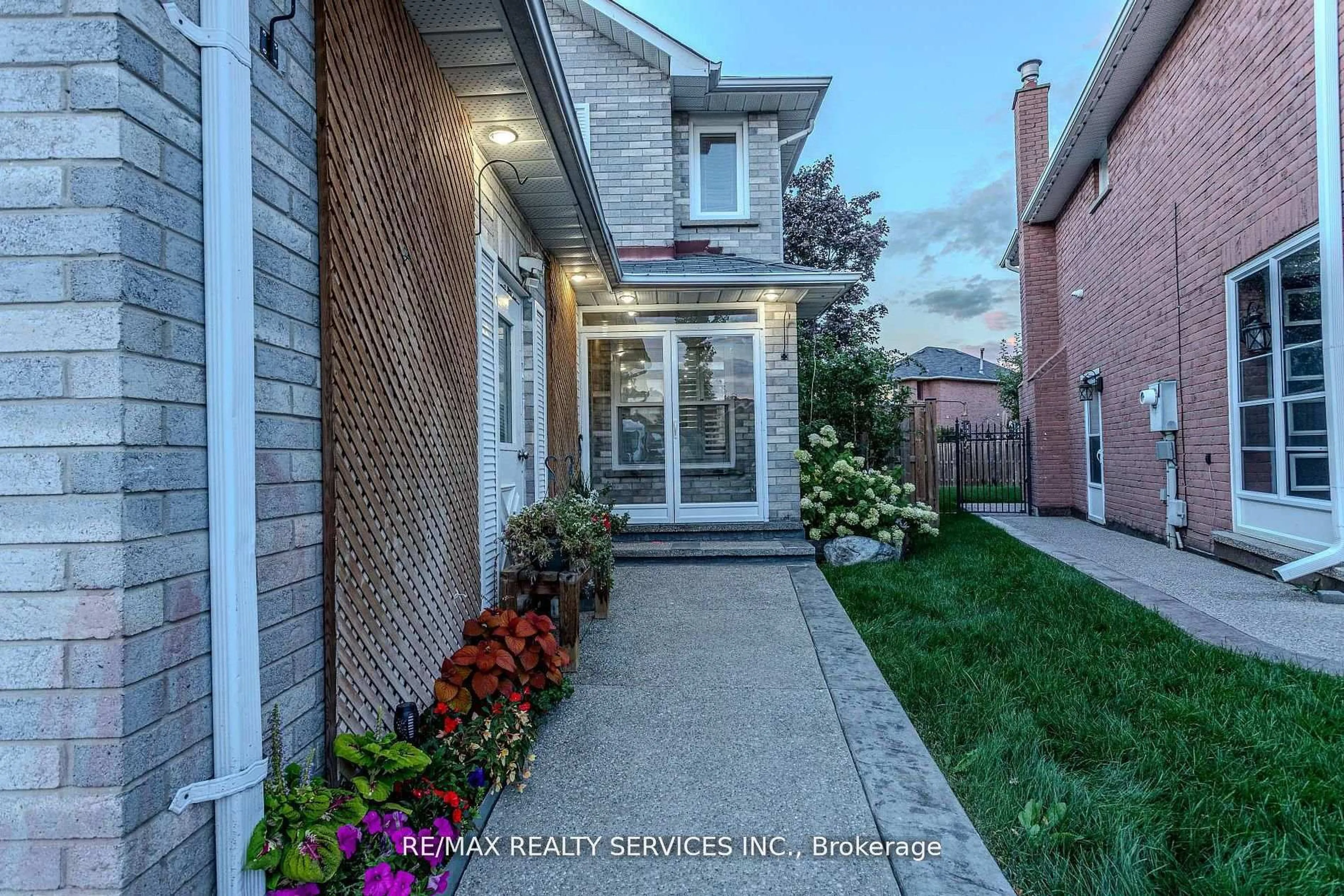 Home with brick exterior material, street for 32 Heddon Crt, Brampton Ontario L6Z 4H2