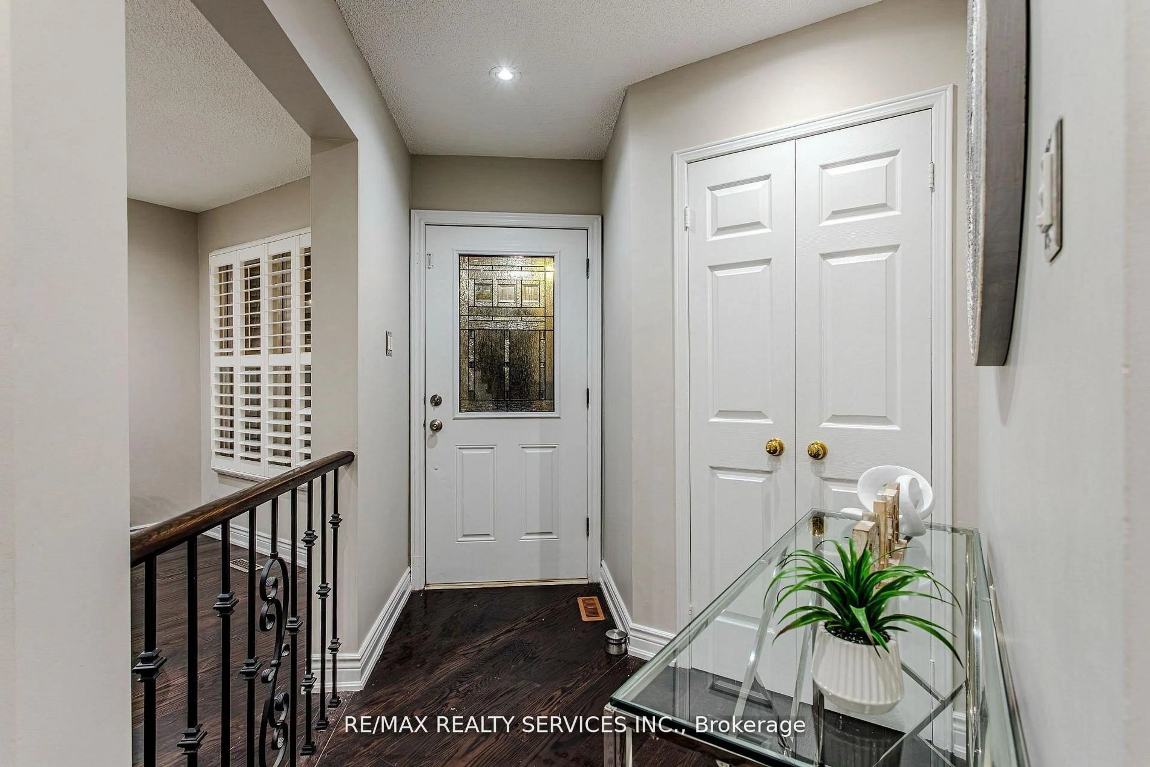 Indoor entryway for 32 Heddon Crt, Brampton Ontario L6Z 4H2