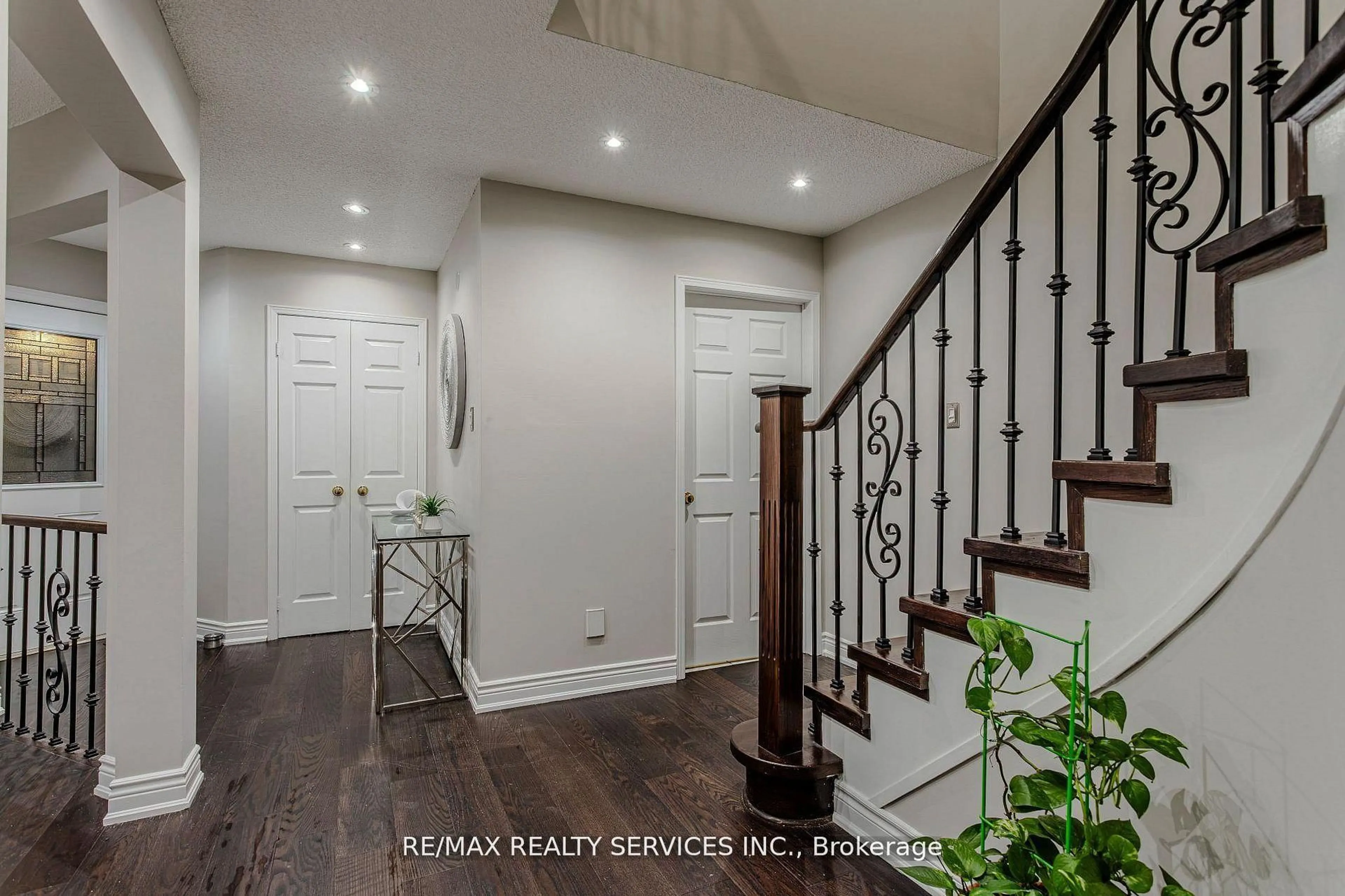 Indoor entryway for 32 Heddon Crt, Brampton Ontario L6Z 4H2