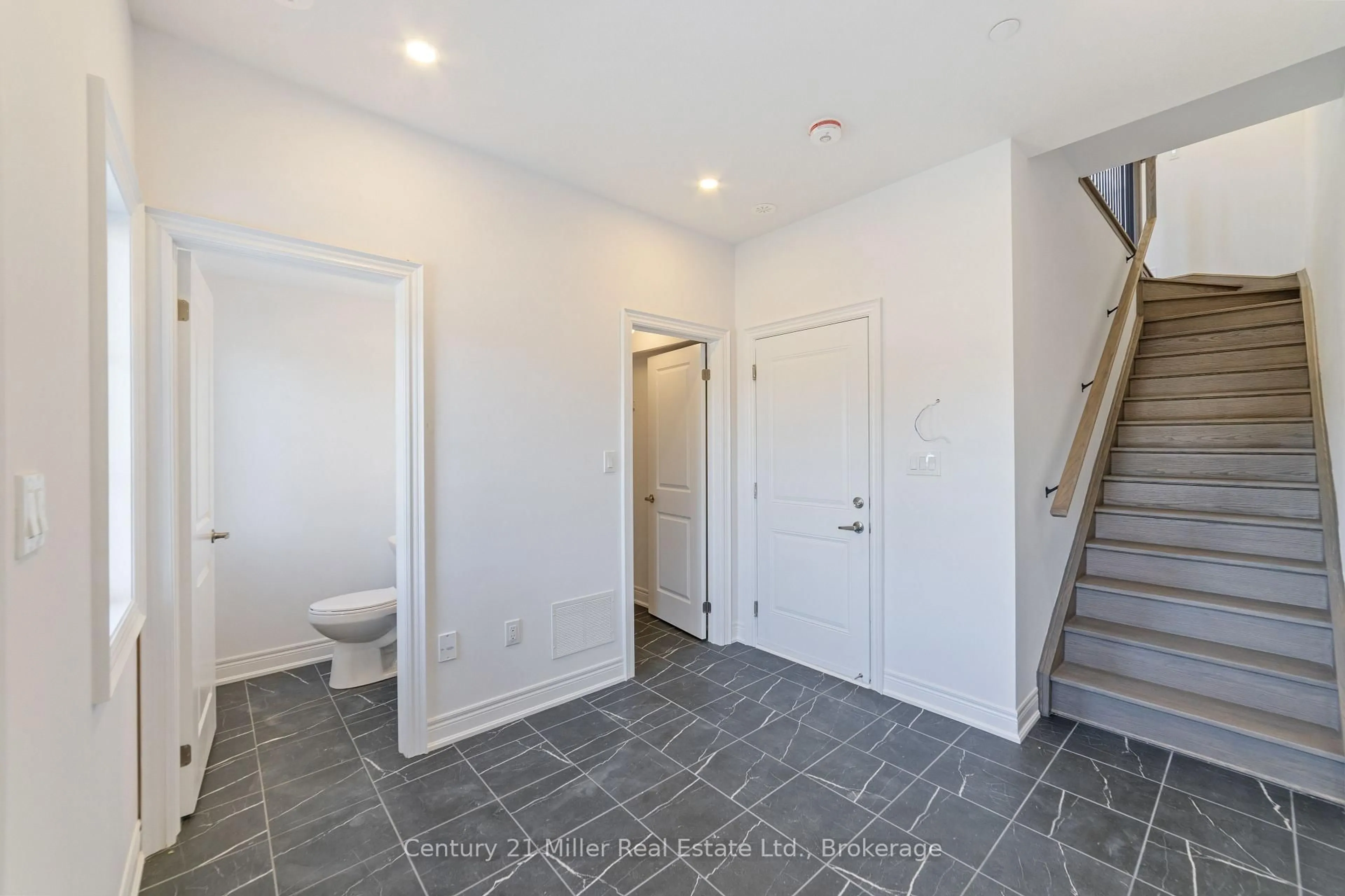 Indoor entryway for 2140 Trafalgar Rd #43, Oakville Ontario L6H 8A5