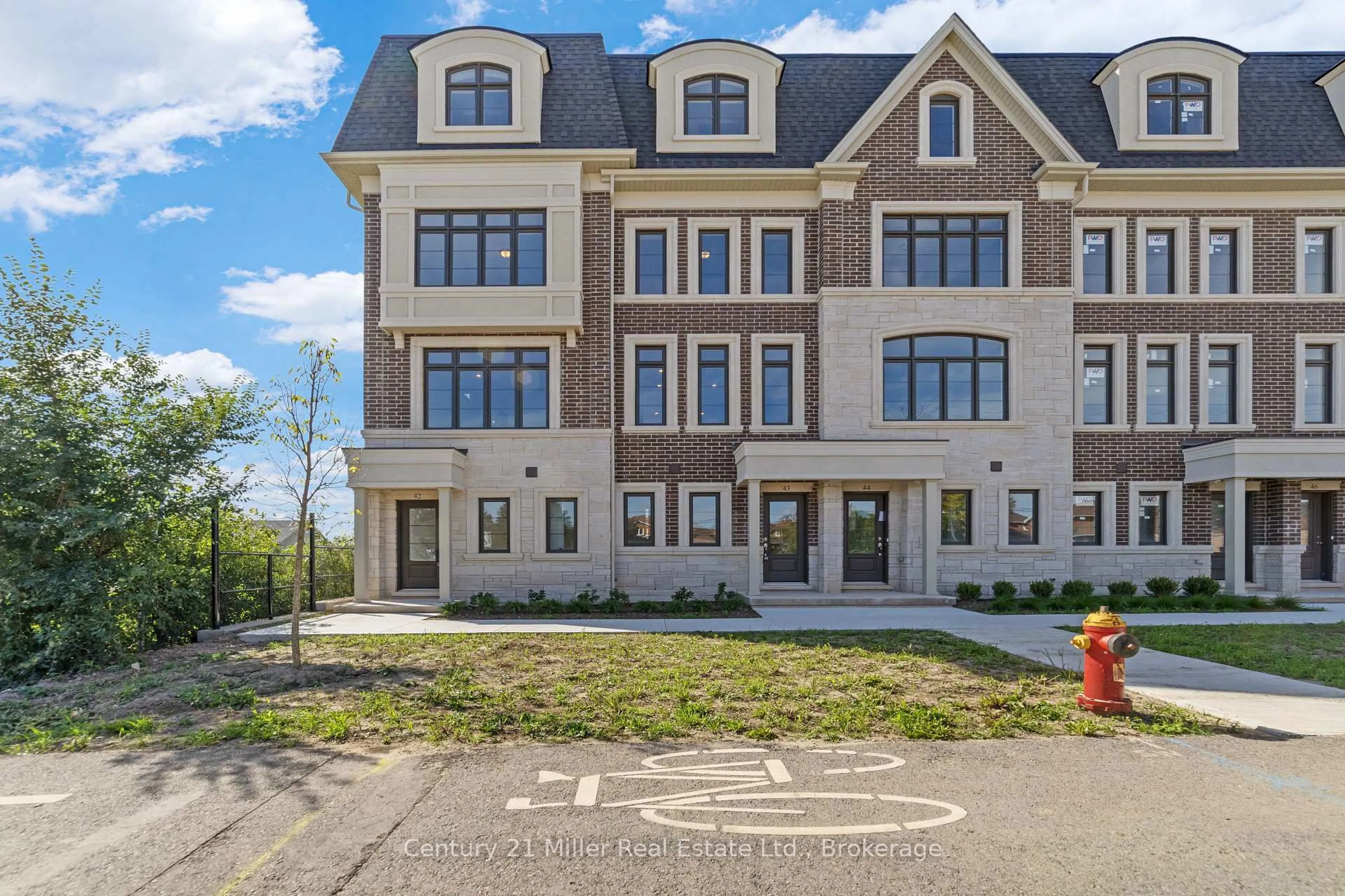 A pic from outside/outdoor area/front of a property/back of a property/a pic from drone, street for 2140 Trafalgar Rd #42, Oakville Ontario L6H 8A5