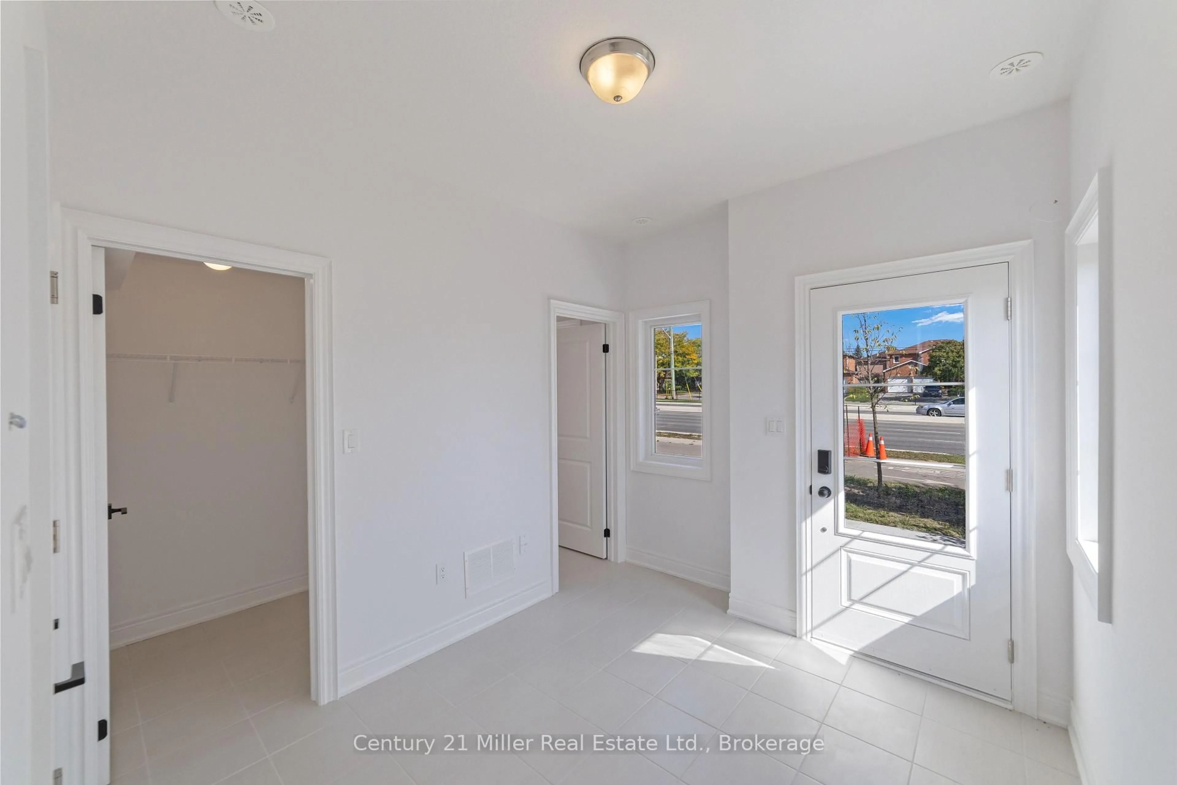 Indoor entryway for 2140 Trafalgar Rd #42, Oakville Ontario L6H 8A5