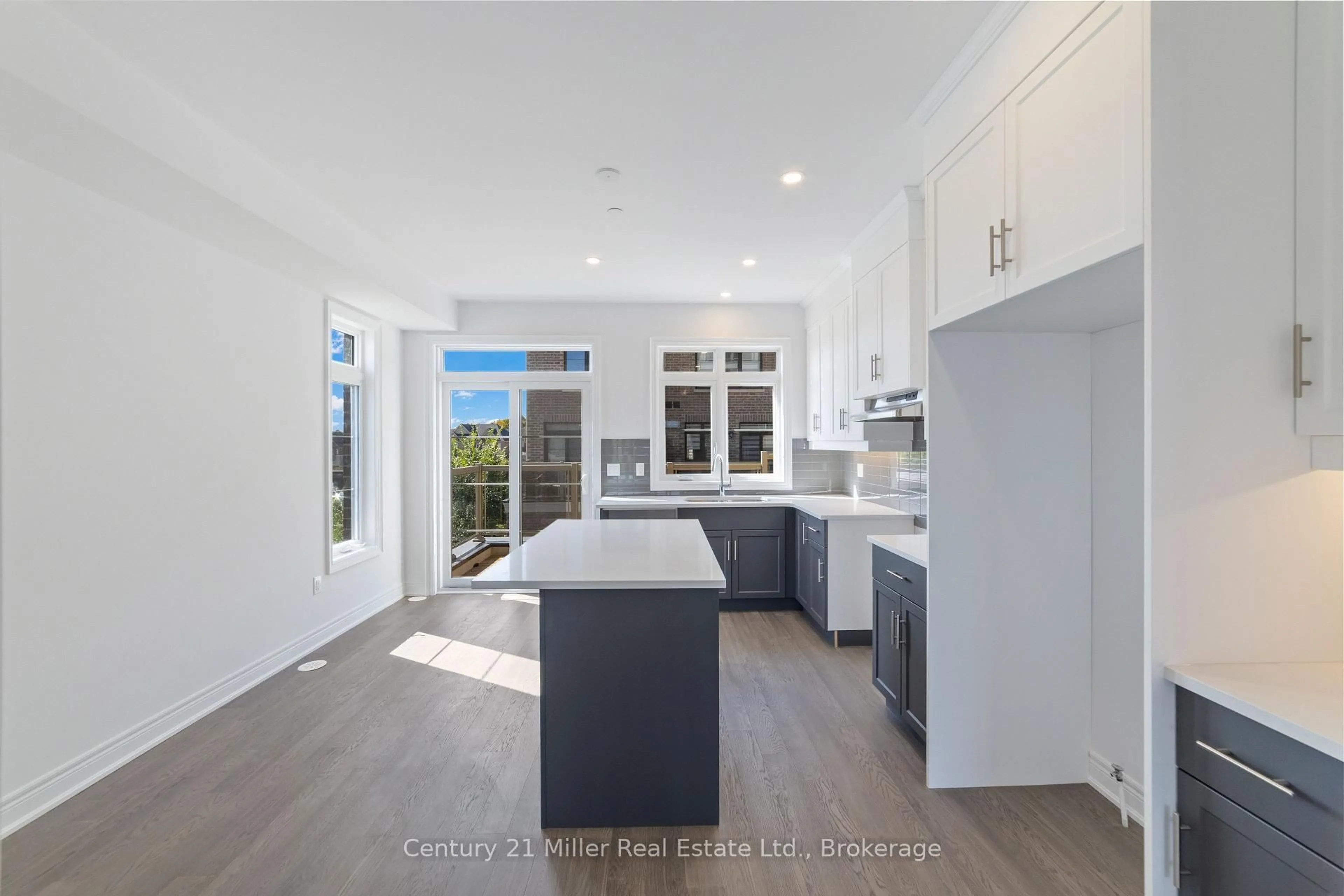 Open concept kitchen, ceramic/tile floor for 2140 Trafalgar Rd #42, Oakville Ontario L6H 8A5