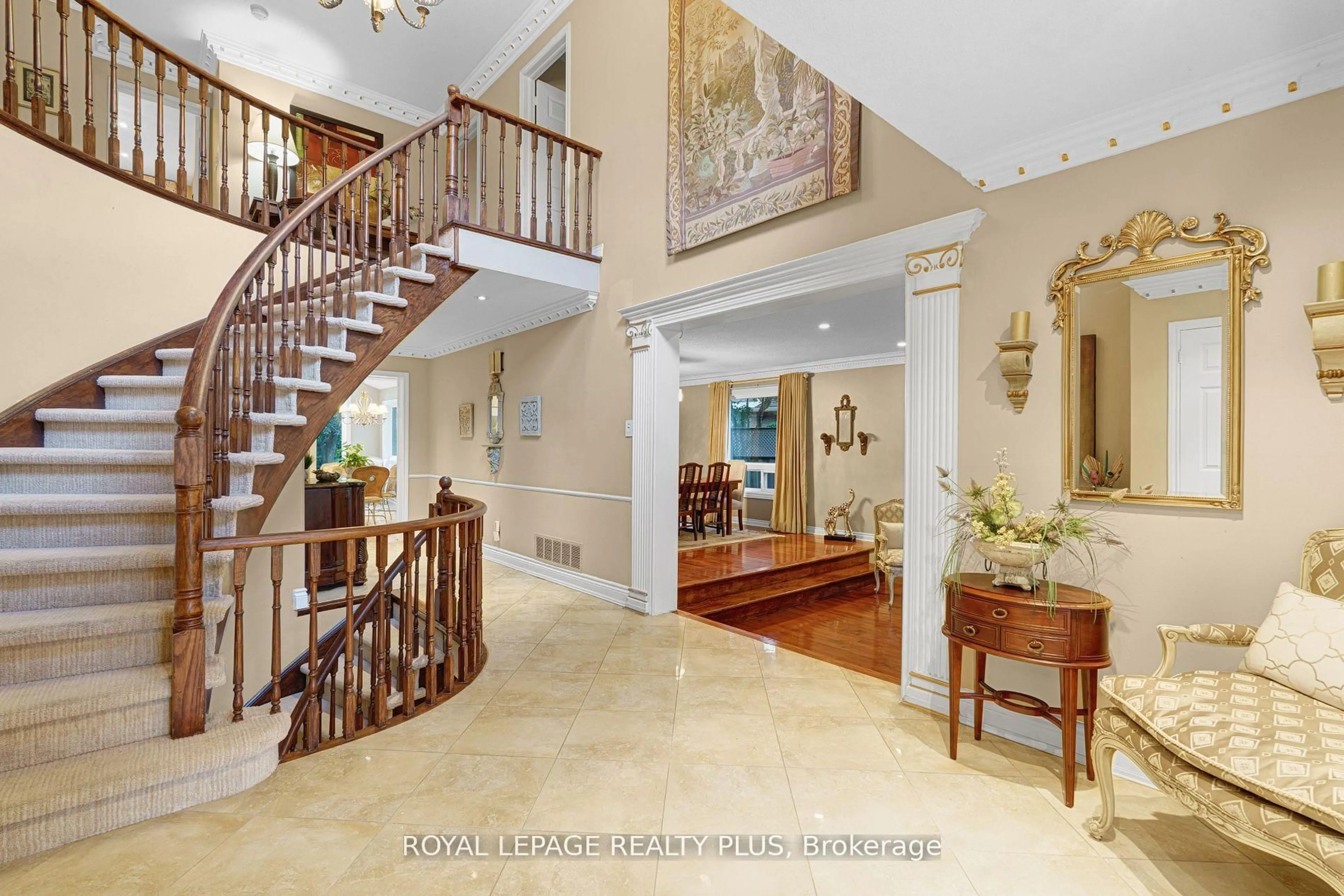 Indoor foyer for 1760 Featherston Crt, Mississauga Ontario L5L 3E3