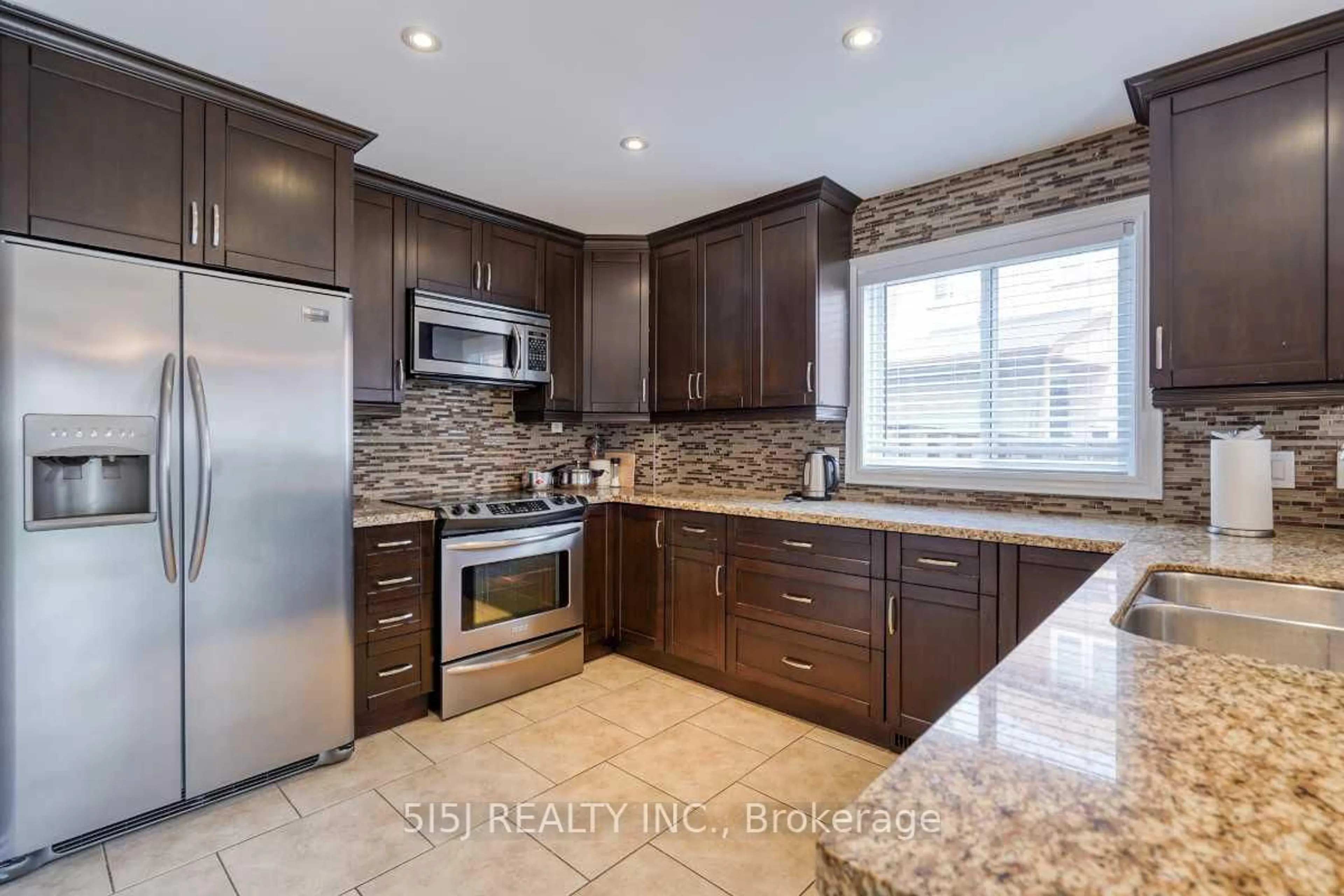 Open concept kitchen, ceramic/tile floor for 4679 Owl Circ, Mississauga Ontario L4Z 2W8