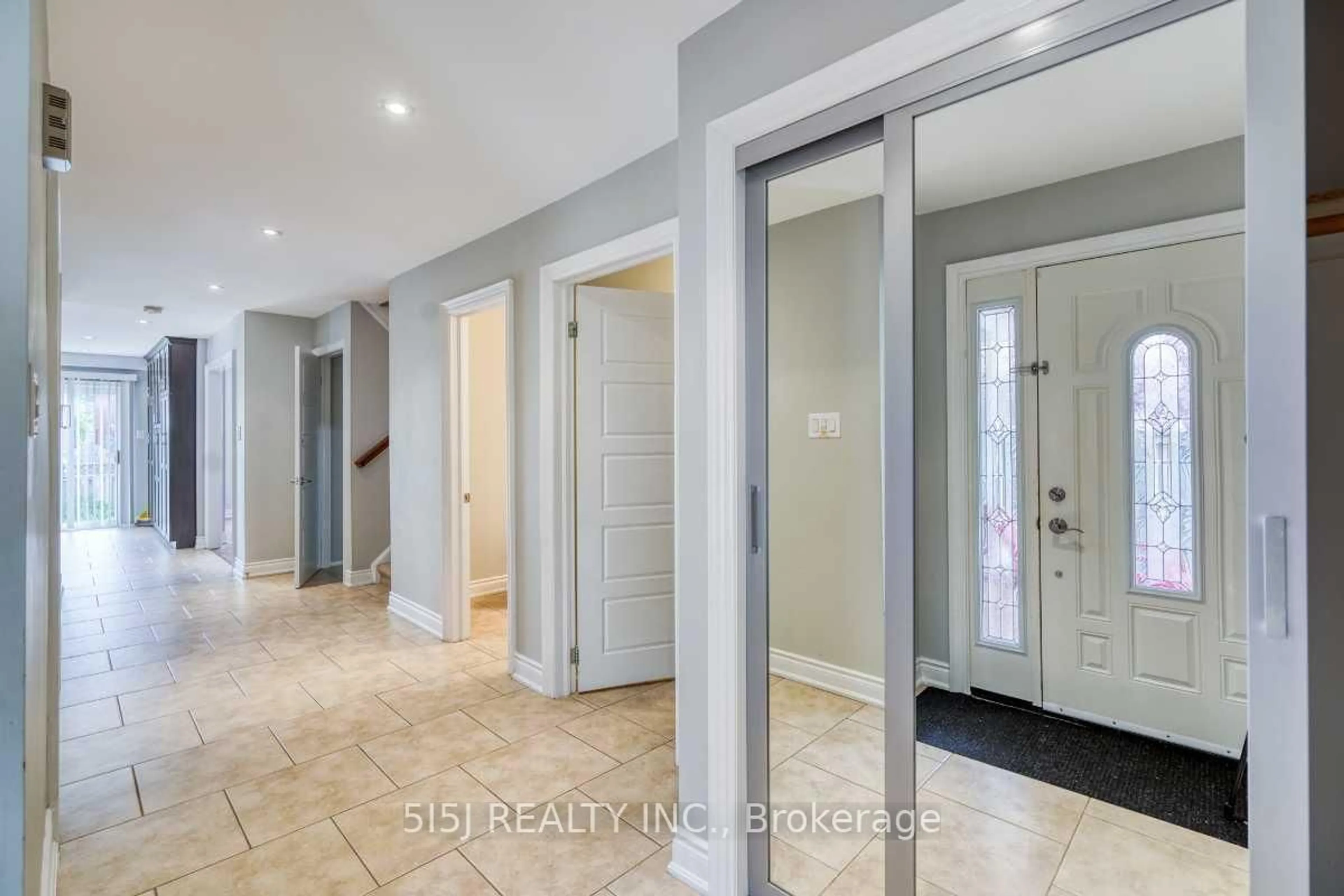 Indoor entryway for 4679 Owl Circ, Mississauga Ontario L4Z 2W8