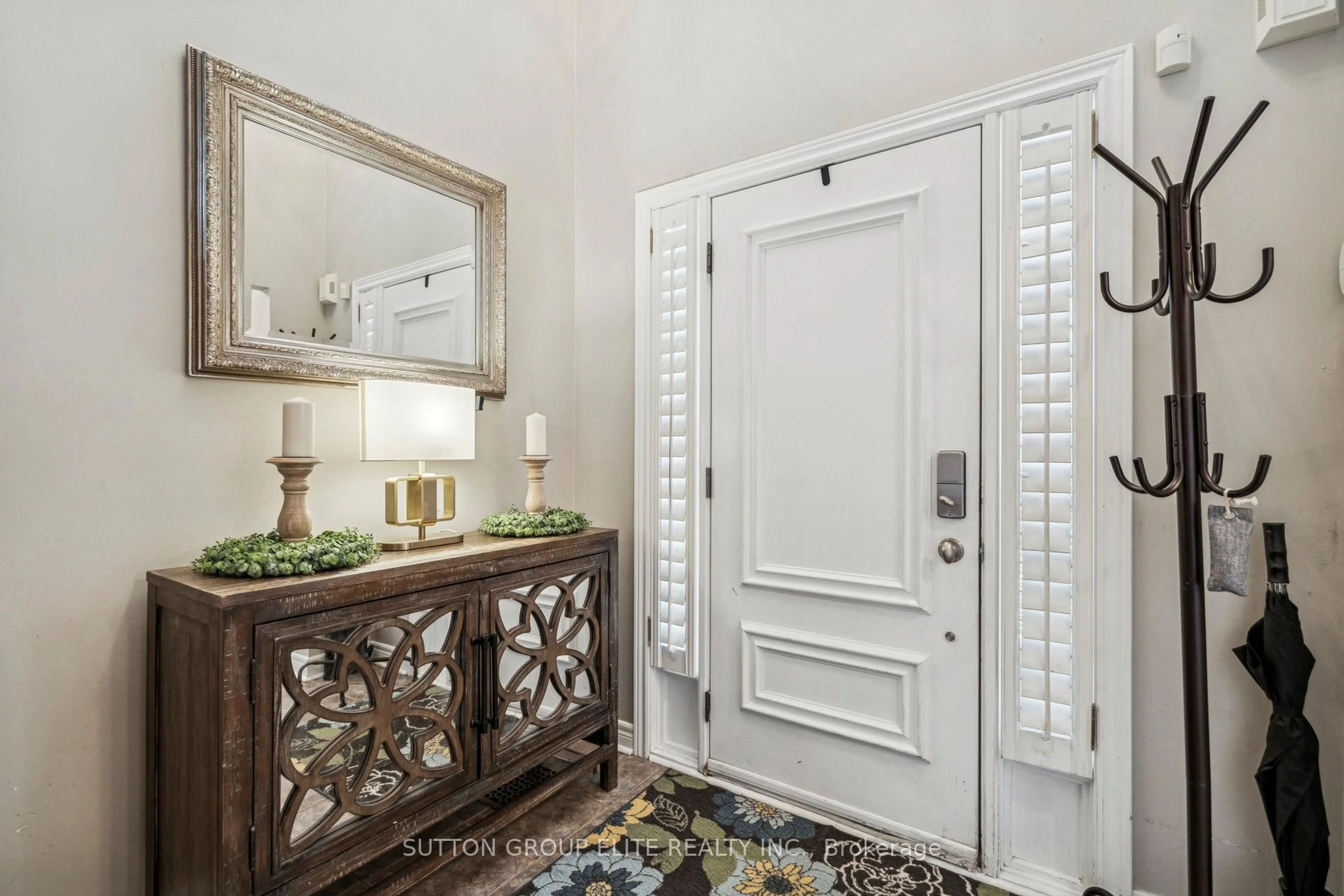 Indoor entryway for 2424 Oakhaven Dr, Oakville Ontario L6M 4A6