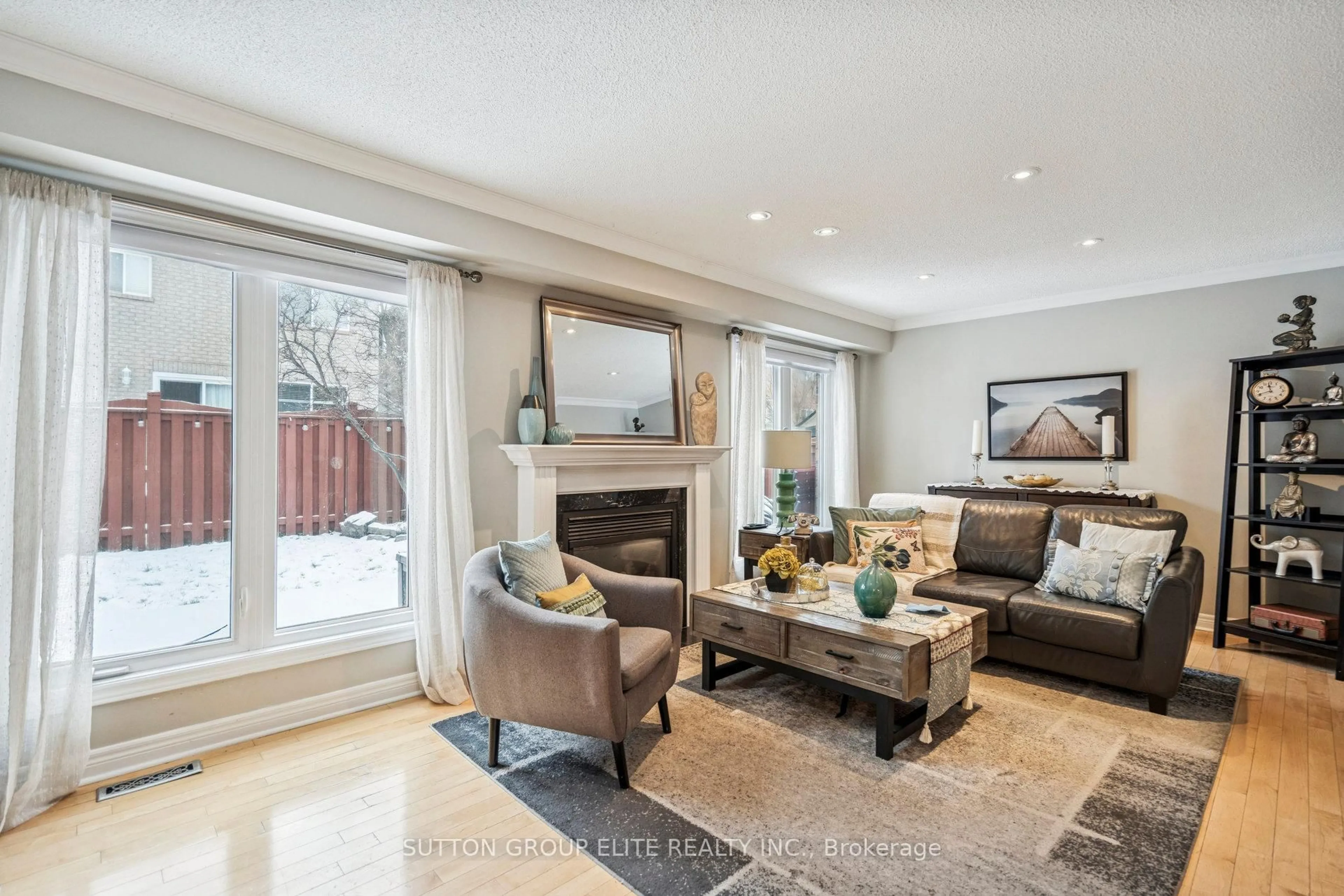 Living room with furniture, unknown for 2424 Oakhaven Dr, Oakville Ontario L6M 4A6
