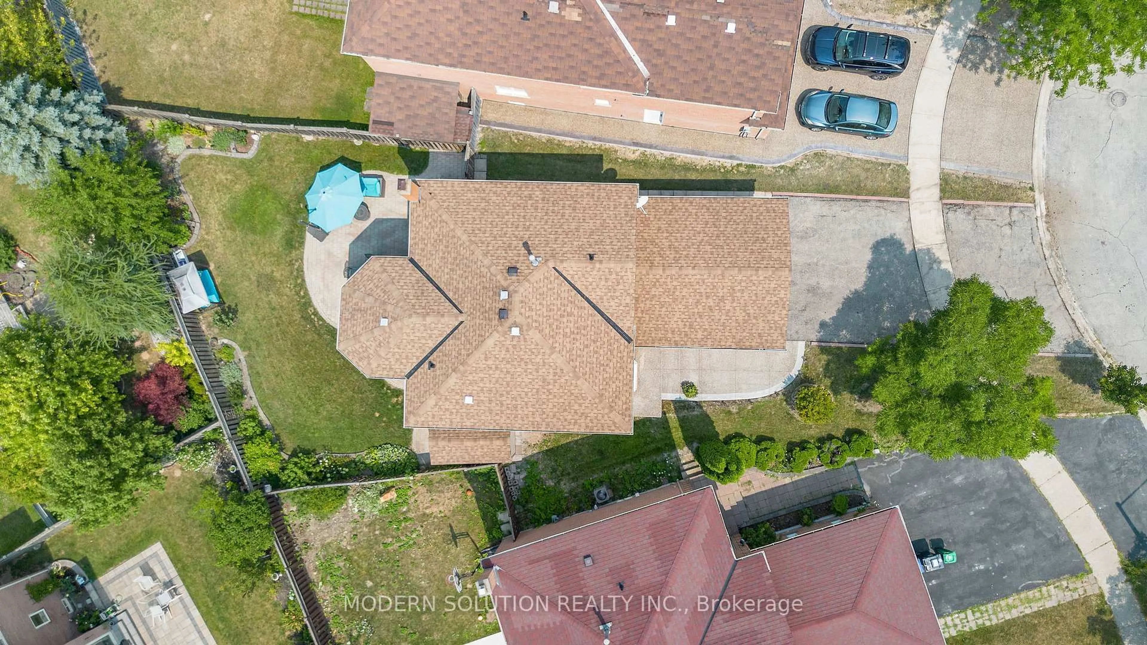 A pic from outside/outdoor area/front of a property/back of a property/a pic from drone, street for 4806 Crystal Rose Dr, Mississauga Ontario L5V 1G9