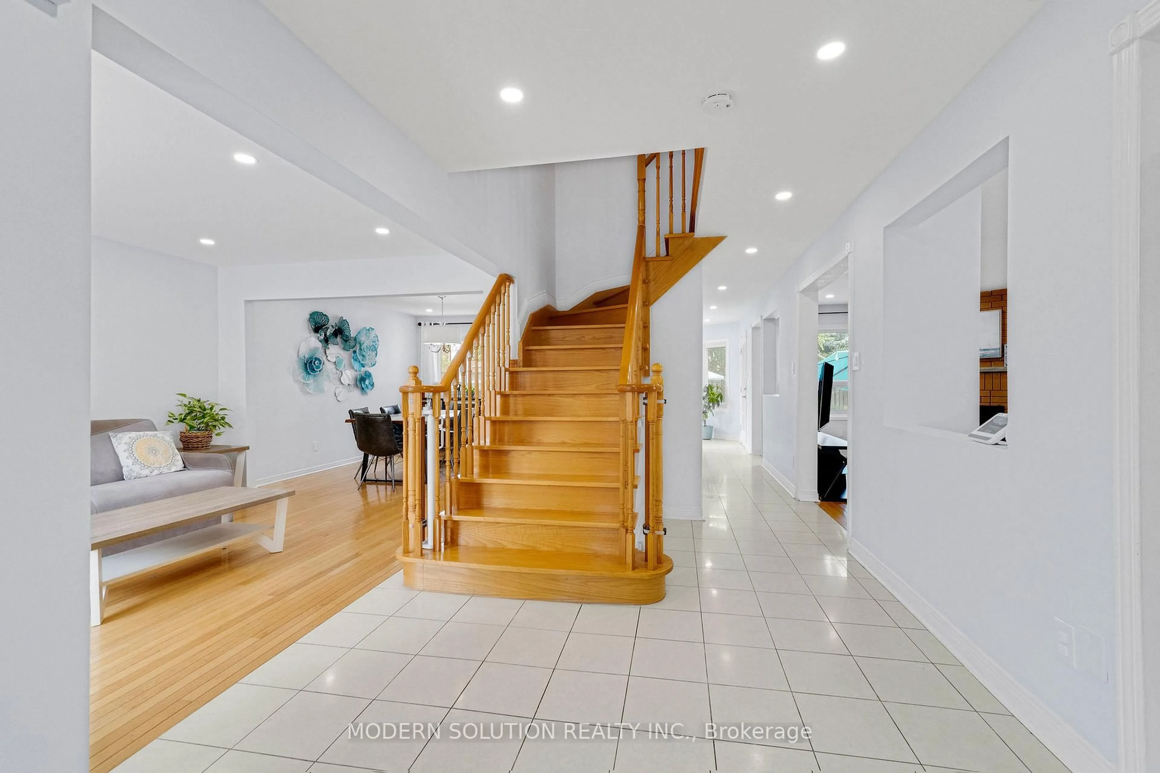 Indoor foyer for 4806 Crystal Rose Dr, Mississauga Ontario L5V 1G9