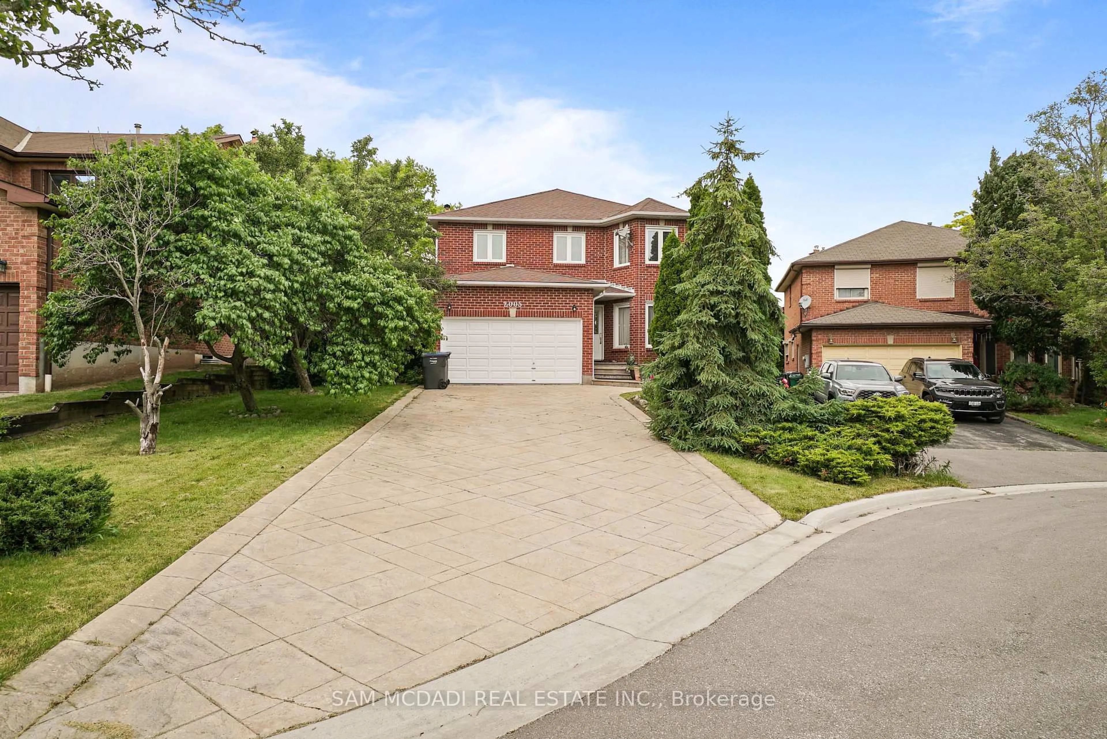 A pic from outside/outdoor area/front of a property/back of a property/a pic from drone, street for 2005 Lady Di Crt, Mississauga Ontario L5K 2N1