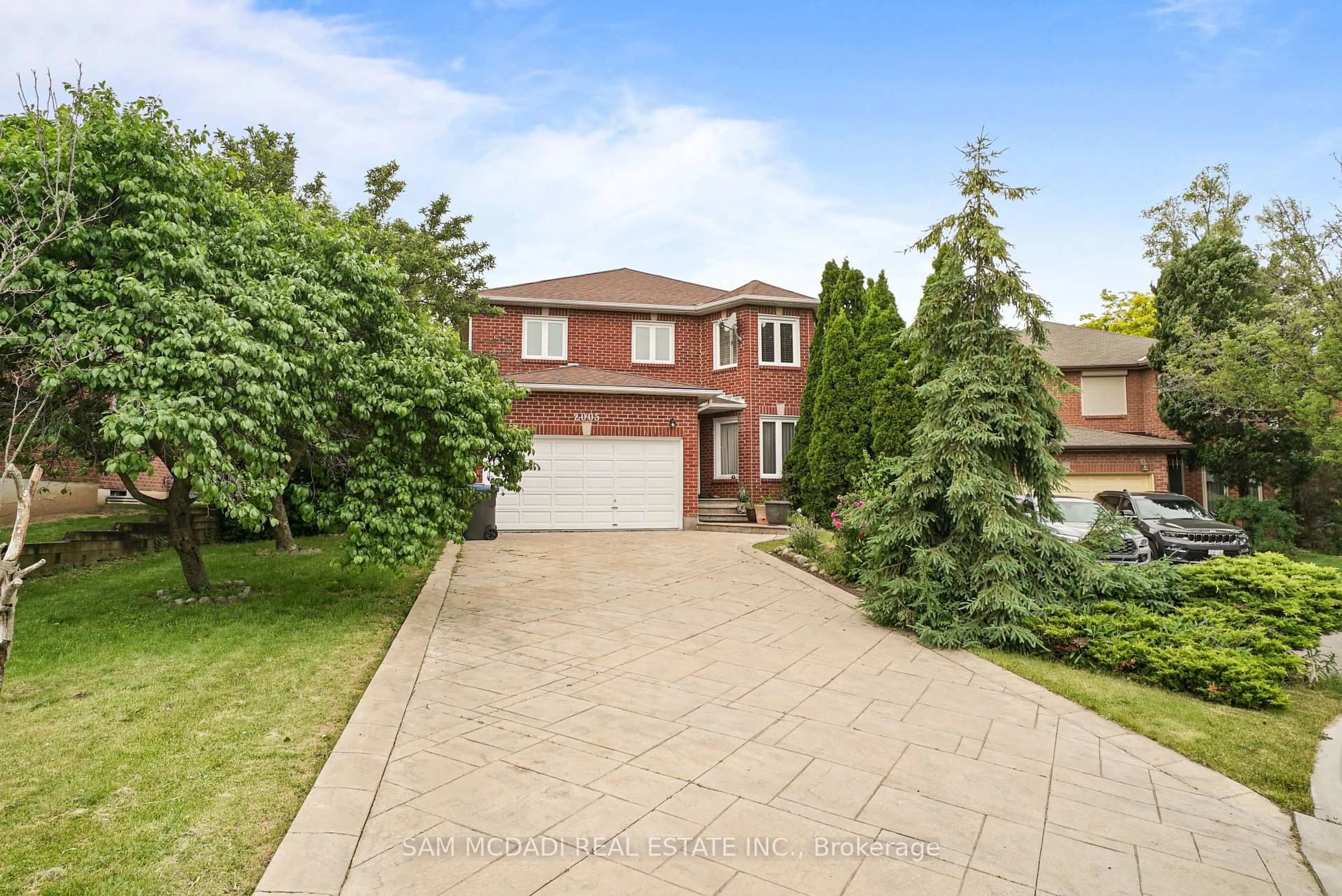 A pic from outside/outdoor area/front of a property/back of a property/a pic from drone, street for 2005 Lady Di Crt, Mississauga Ontario L5K 2N1