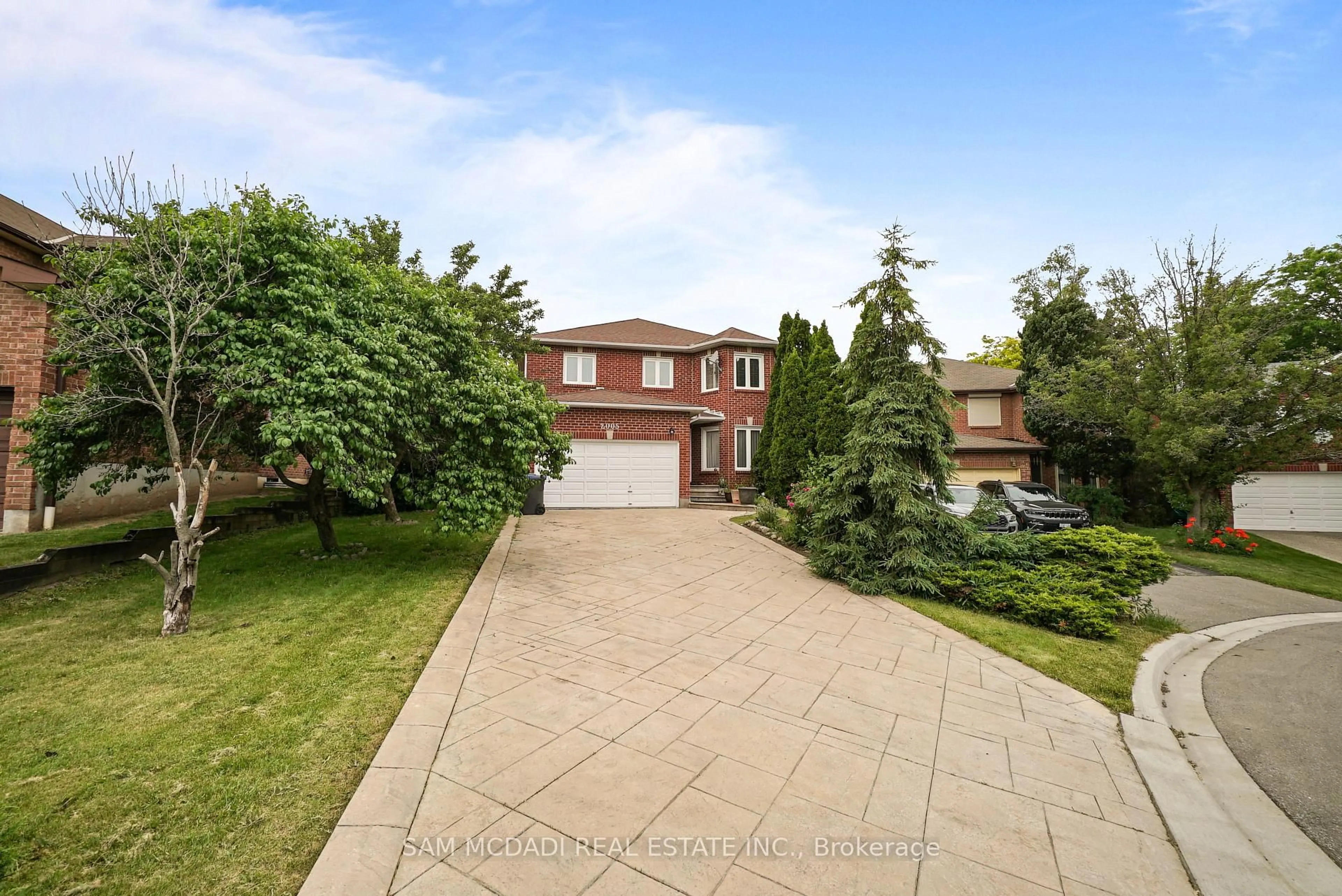 A pic from outside/outdoor area/front of a property/back of a property/a pic from drone, street for 2005 Lady Di Crt, Mississauga Ontario L5K 2N1