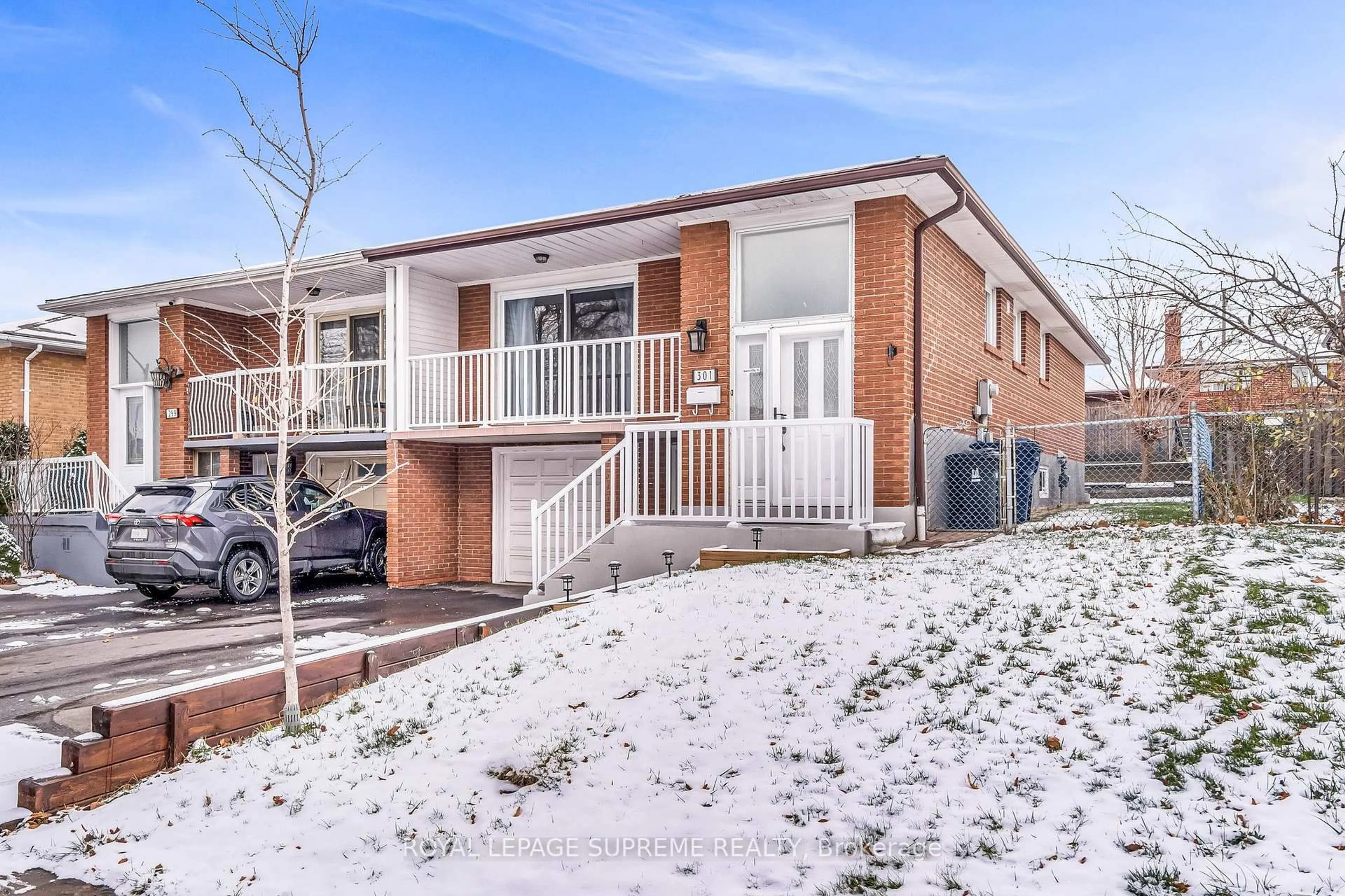 A pic from outside/outdoor area/front of a property/back of a property/a pic from drone, street for 301 Pellatt Ave, Toronto Ontario M9N 3P2