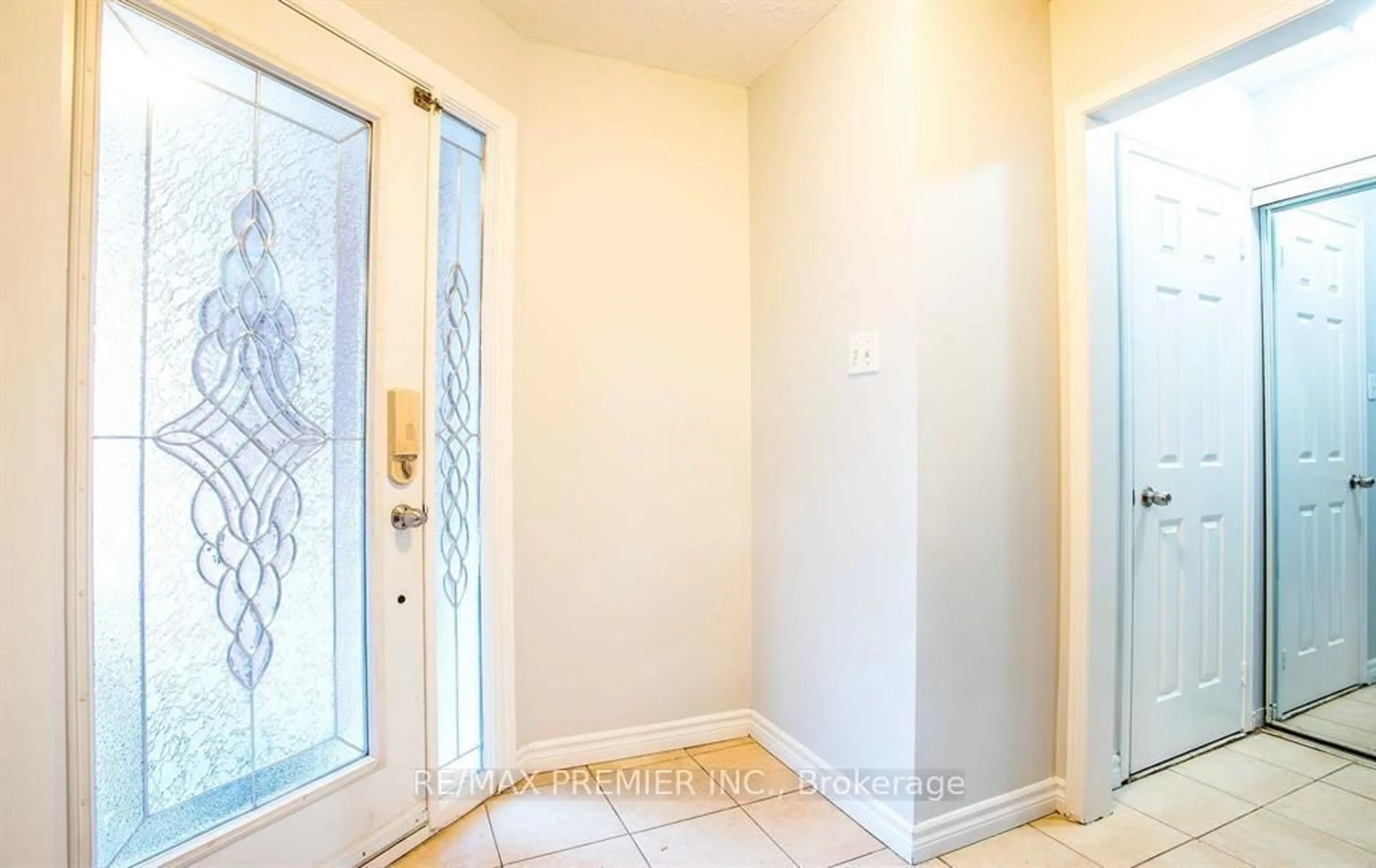Indoor entryway for 67 Sal Circ, Brampton Ontario L6R 1H6