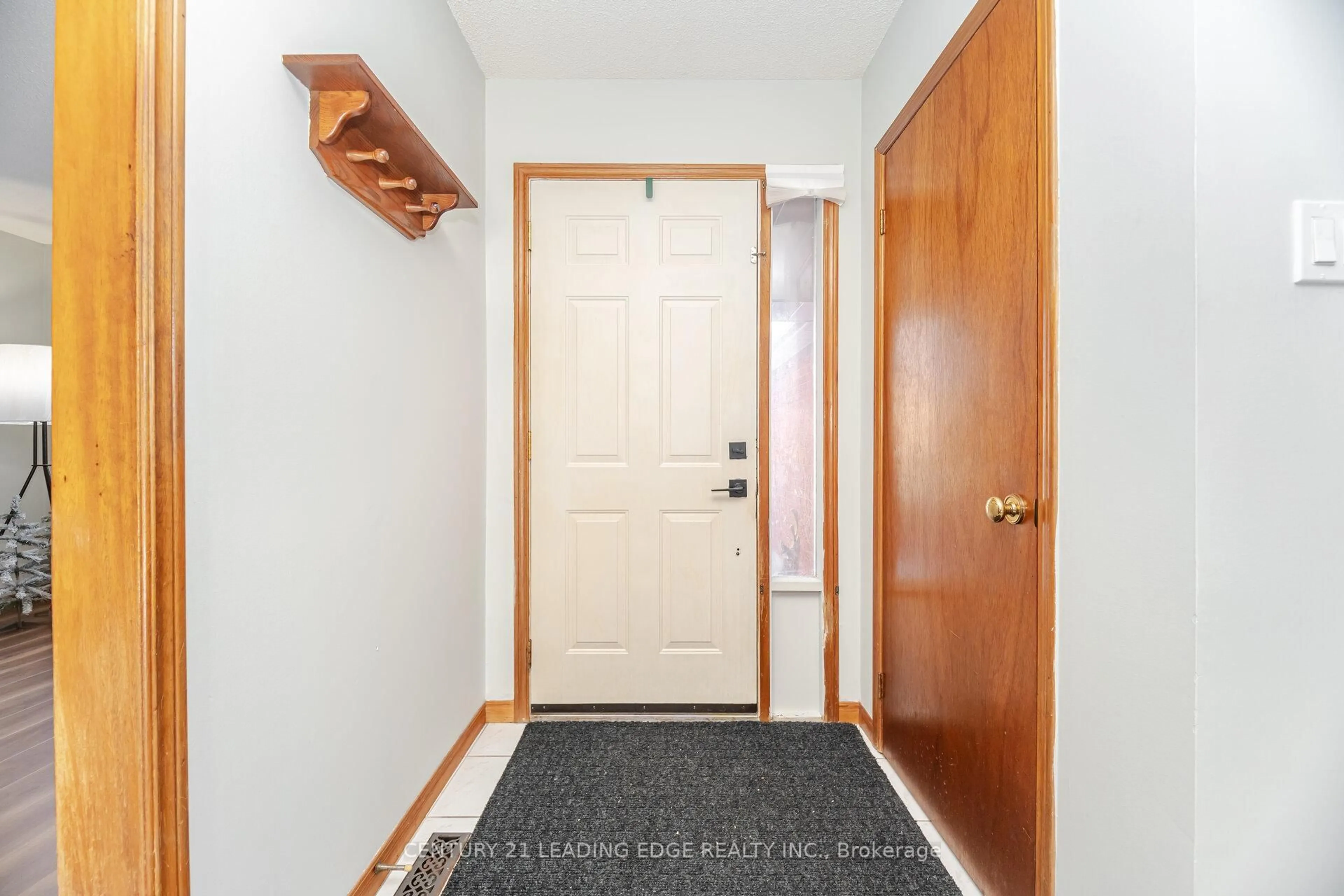 Indoor entryway for 260 Old Orchard Circ, Oakville Ontario L6H 4N7