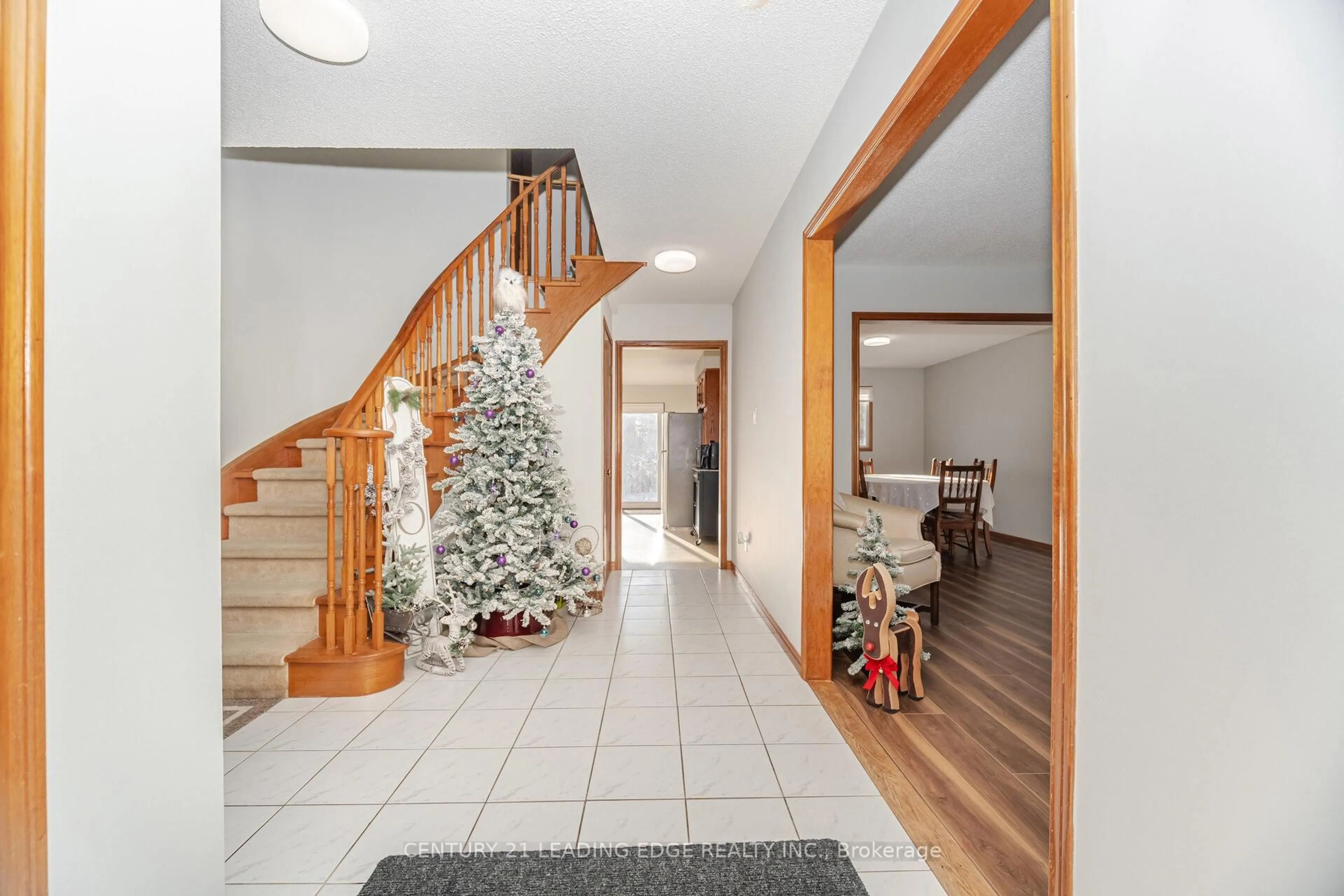 Indoor foyer for 260 Old Orchard Circ, Oakville Ontario L6H 4N7