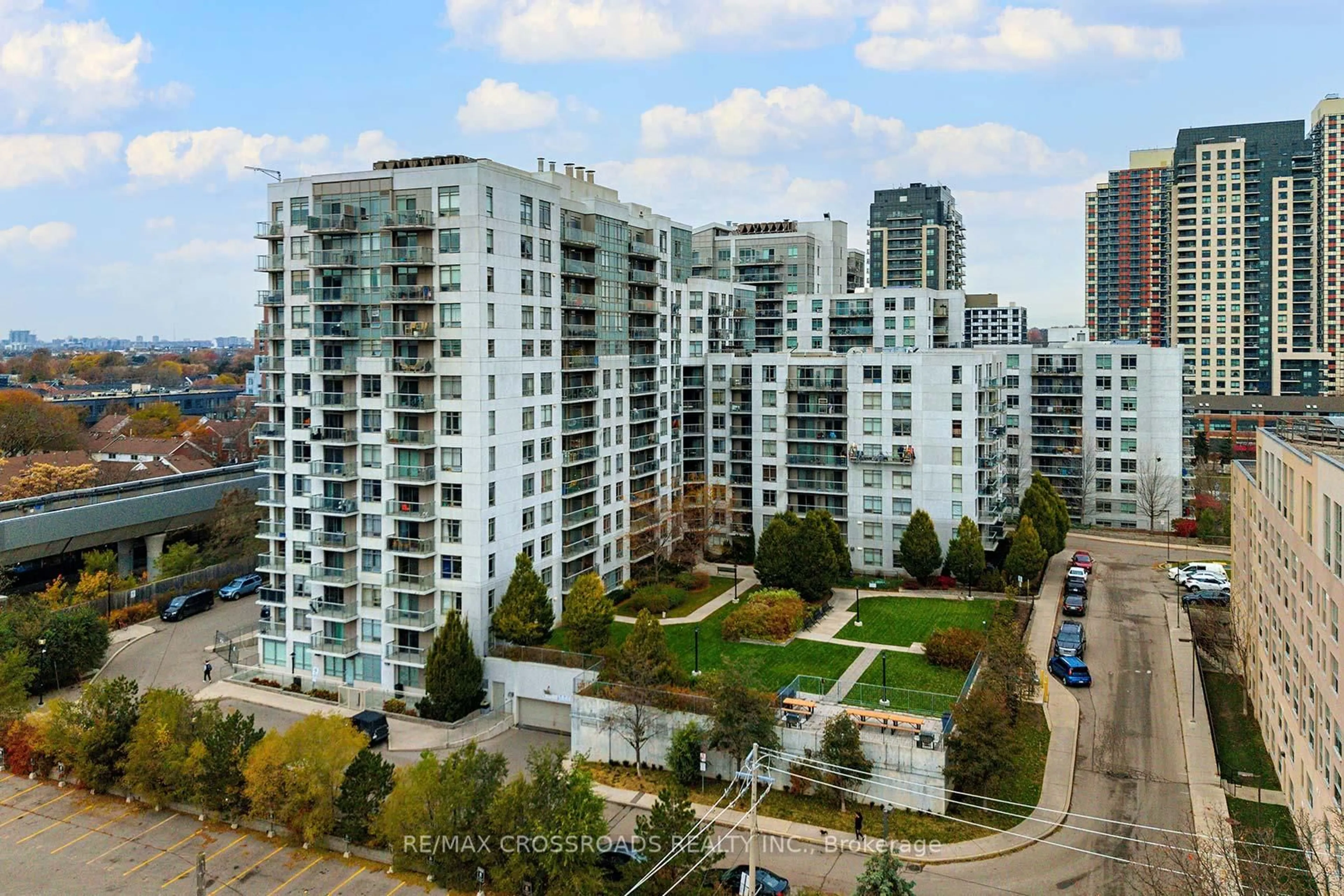 A pic from outside/outdoor area/front of a property/back of a property/a pic from drone, city buildings view from balcony for 812 Lansdowne Ave #114, Toronto Ontario M6H 4K5