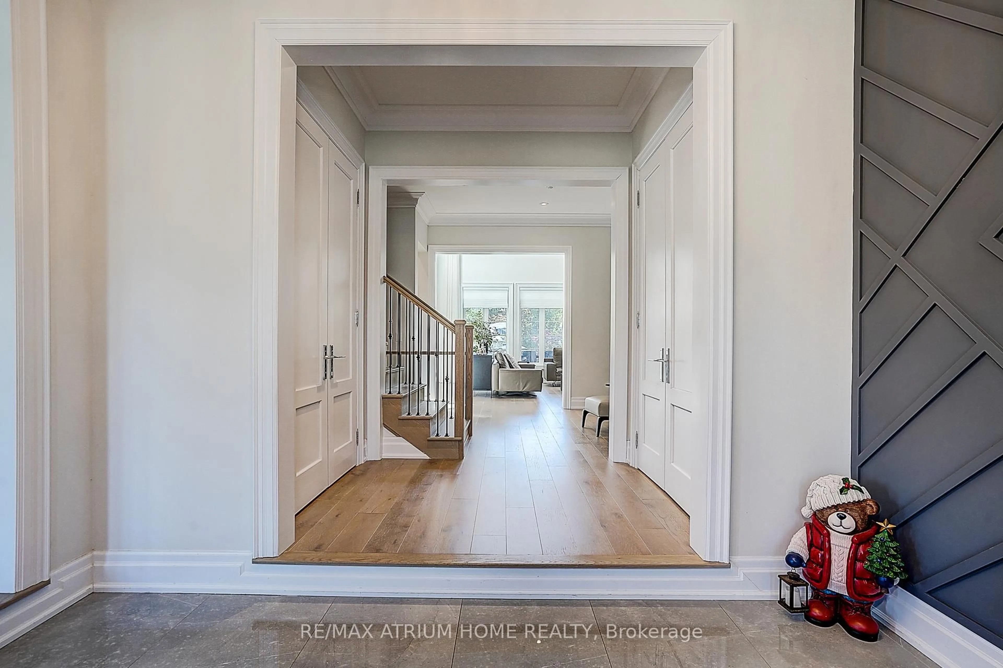 Indoor entryway for 246 Nyla Crt, Oakville Ontario L6L 0G8