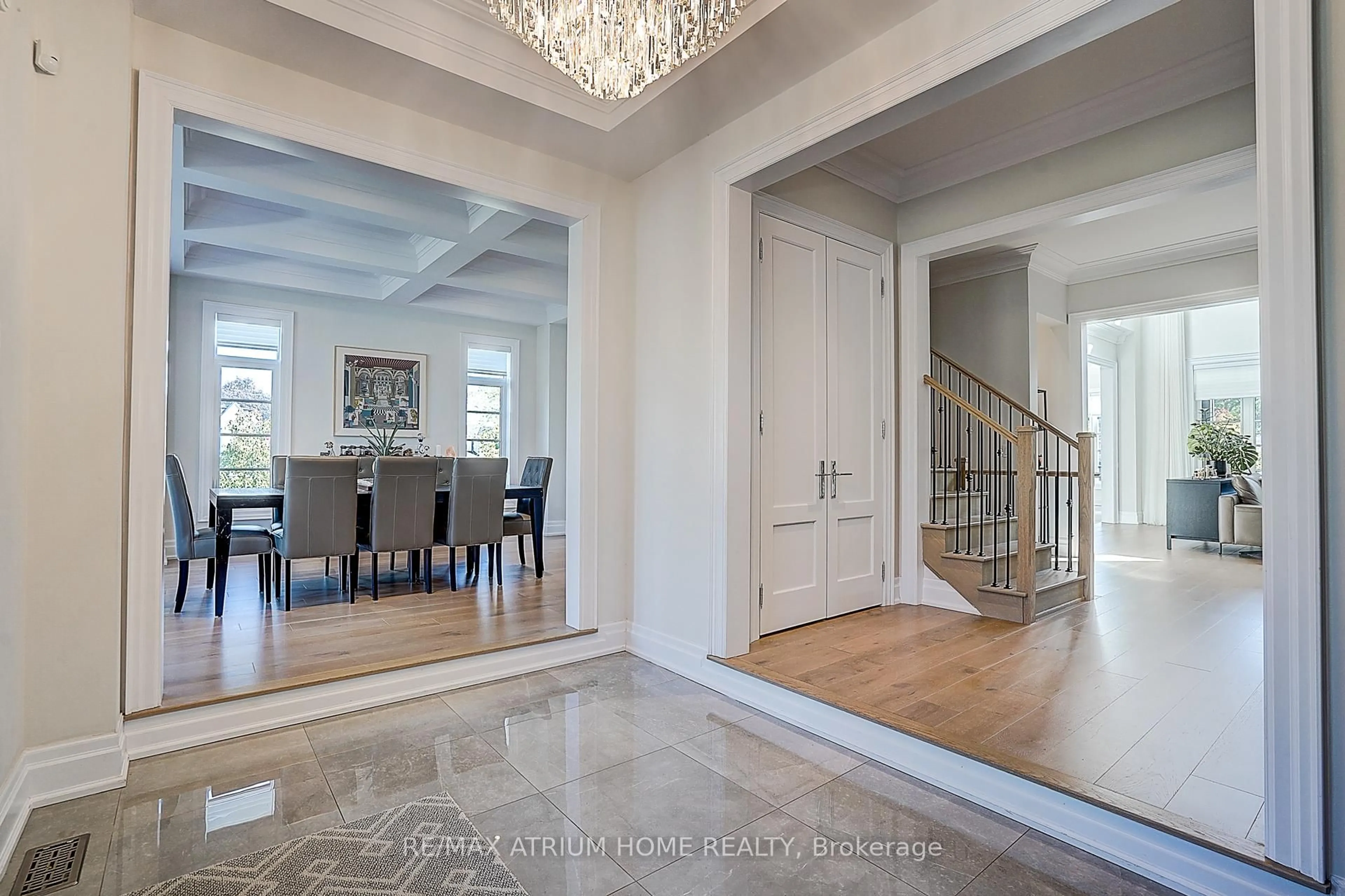 Indoor entryway for 246 Nyla Crt, Oakville Ontario L6L 0G8