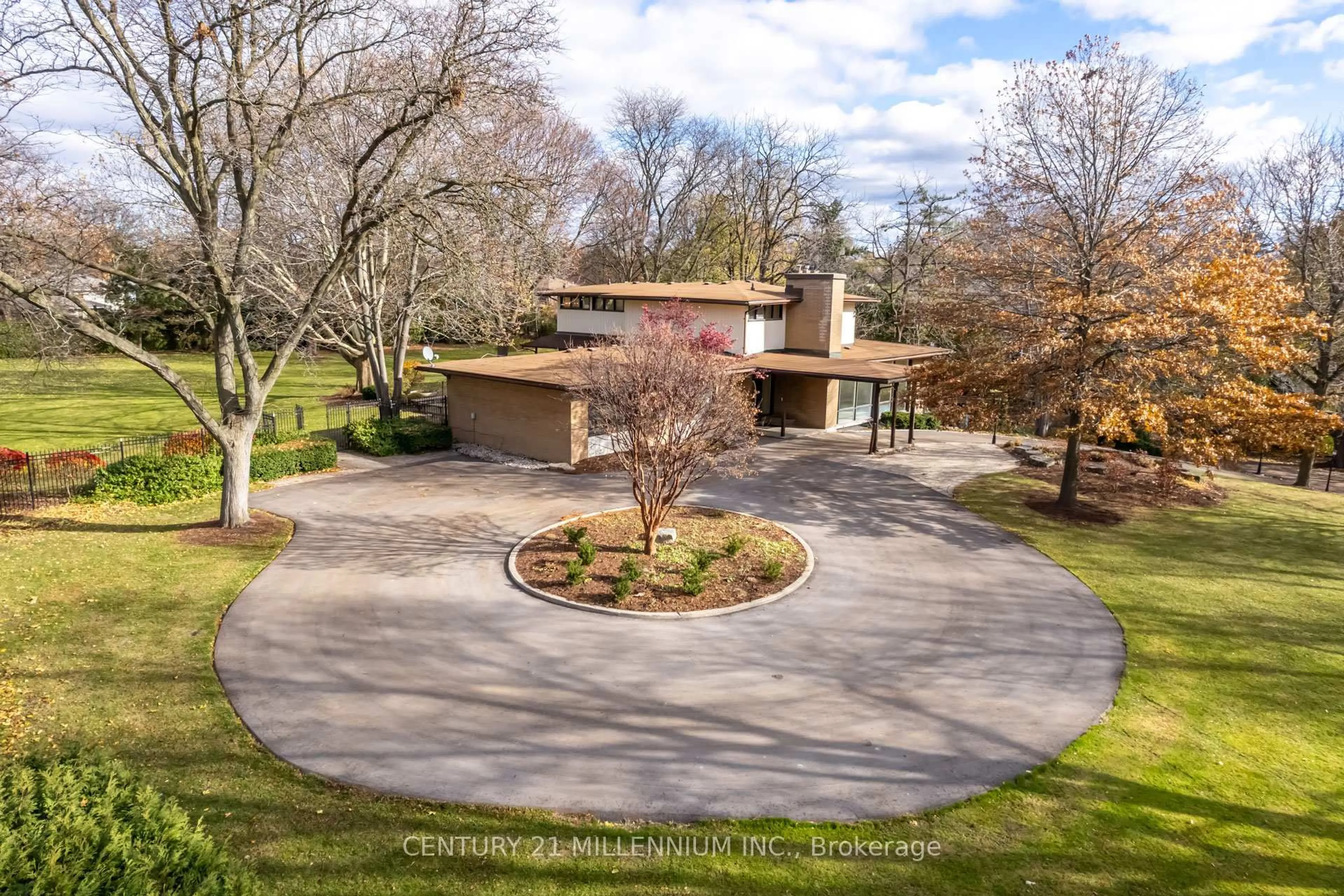 A pic from outside/outdoor area/front of a property/back of a property/a pic from drone, street for 200 Main St, Brampton Ontario L6W 2E2