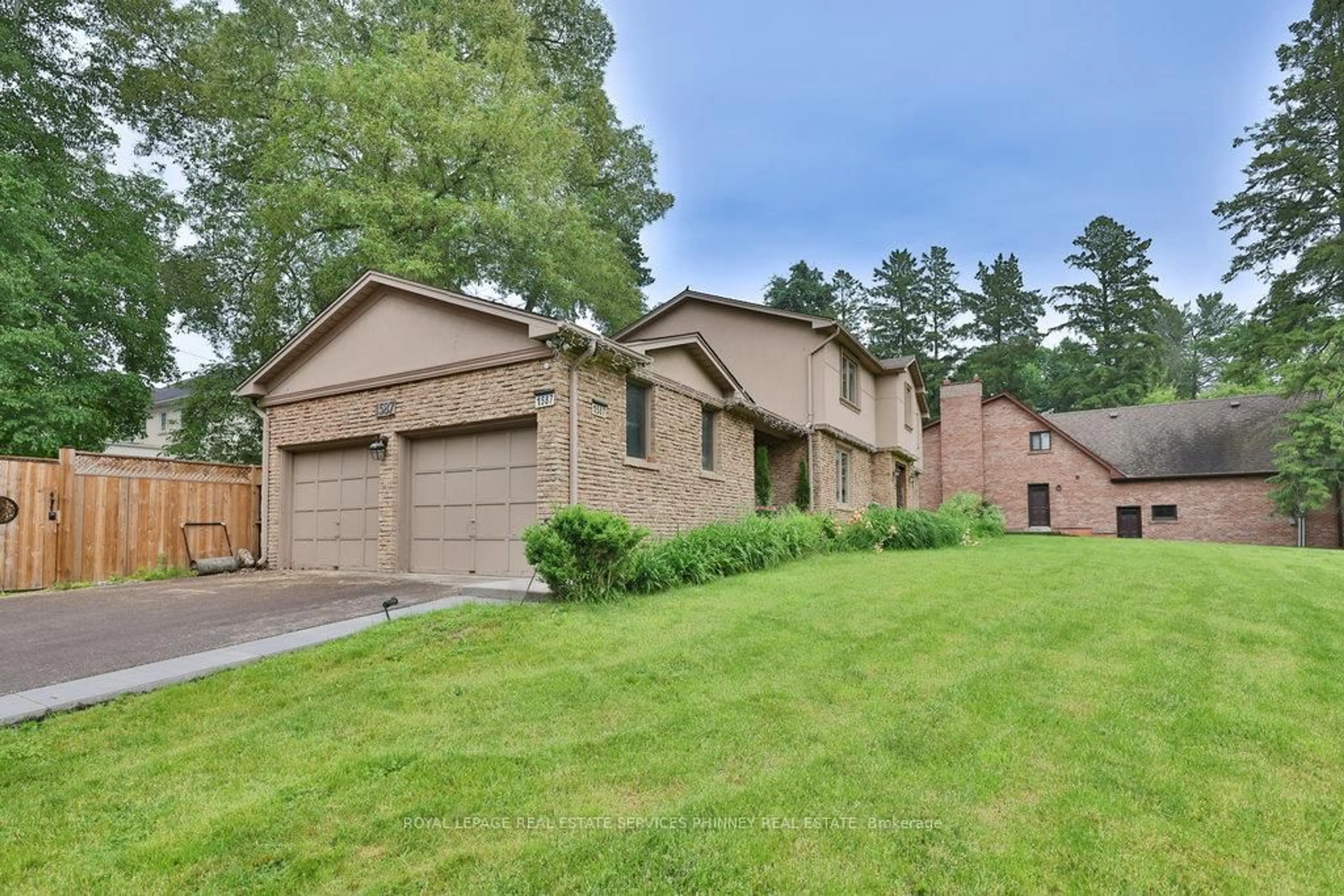 Home with brick exterior material, unknown for 386 Pinetree Way, Mississauga Ontario L5G 2V6