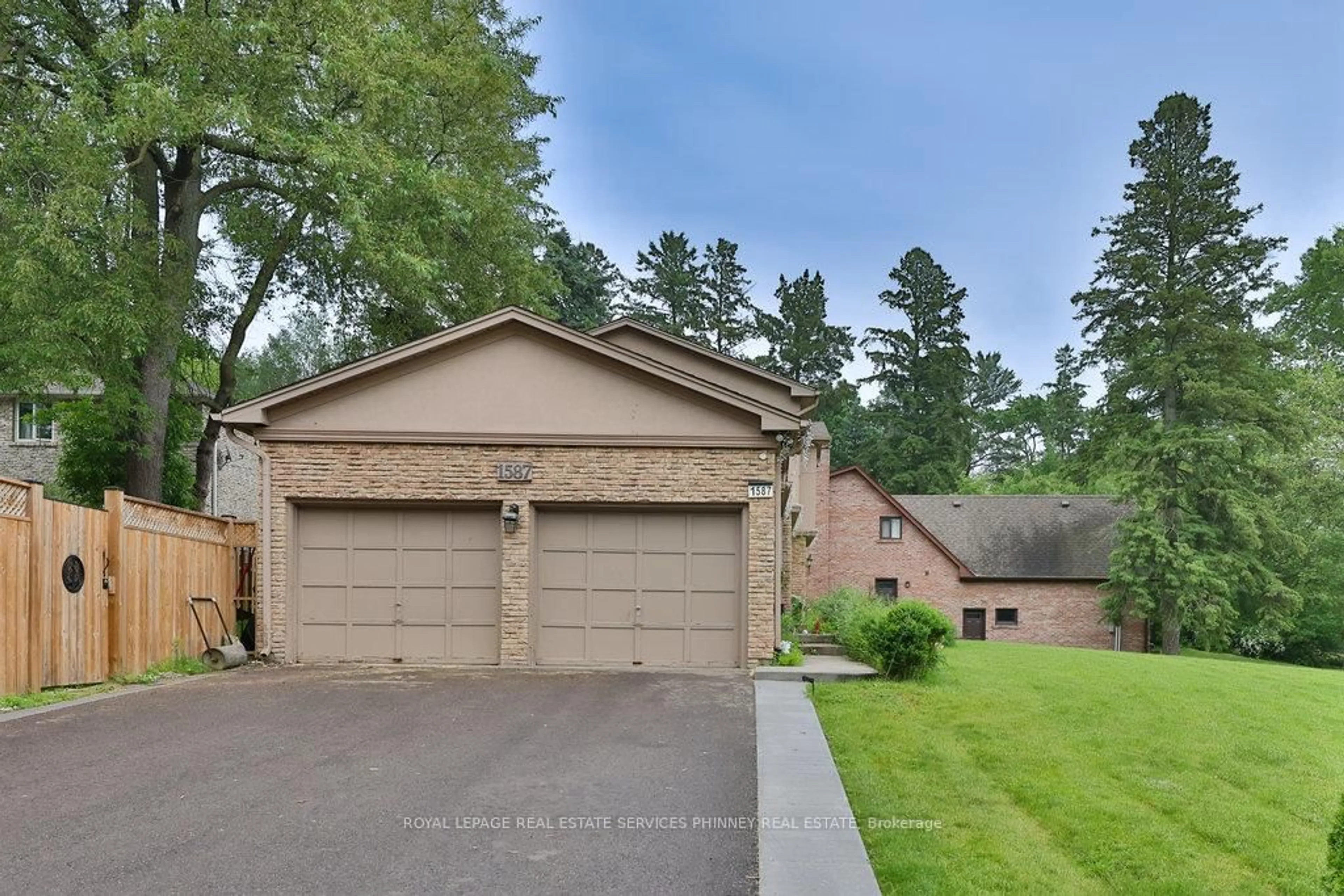 Home with brick exterior material, street for 386 Pinetree Way, Mississauga Ontario L5G 2V6