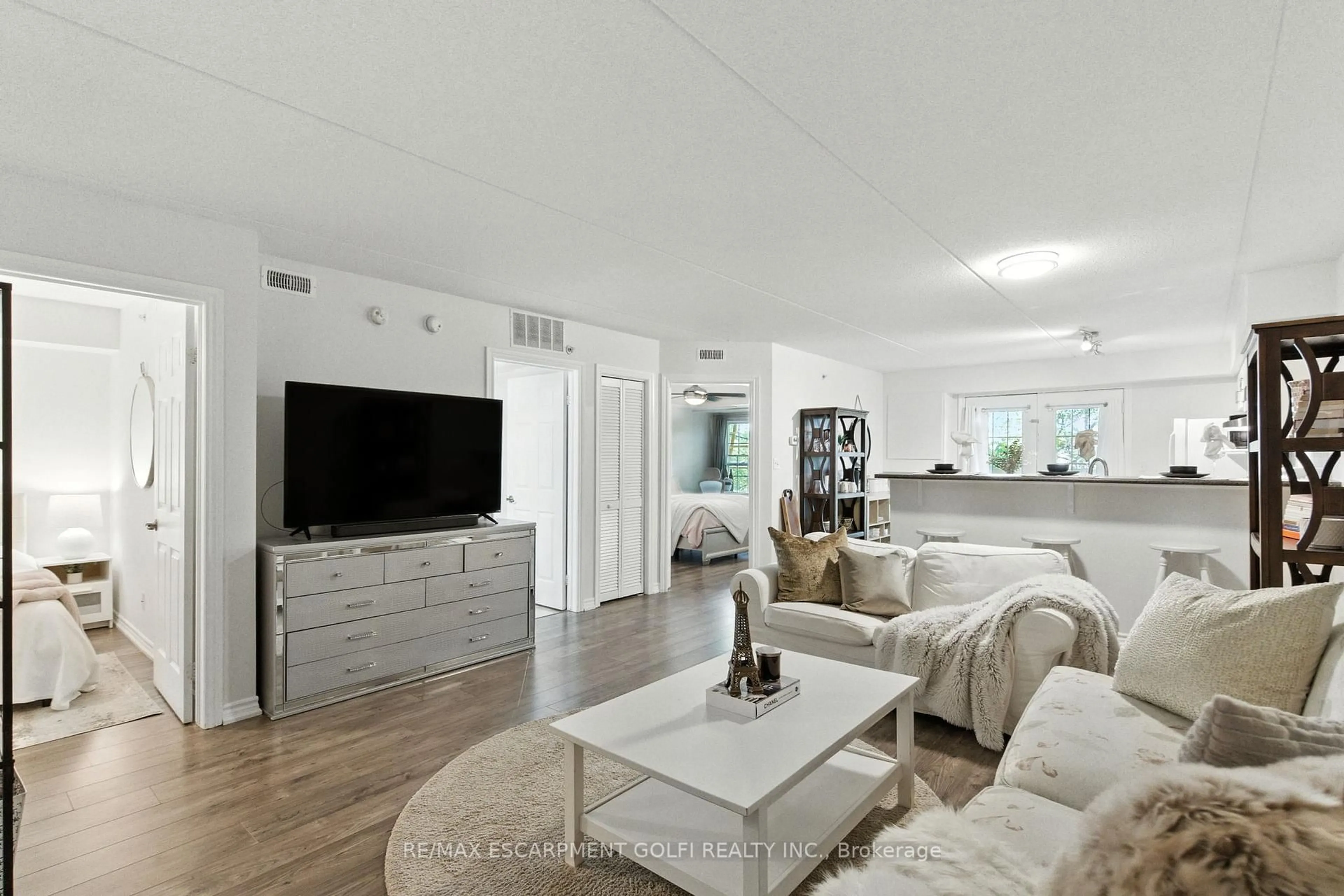 Living room with furniture, unknown for 1490 Bishops Gate #305, Oakville Ontario L6M 4N3