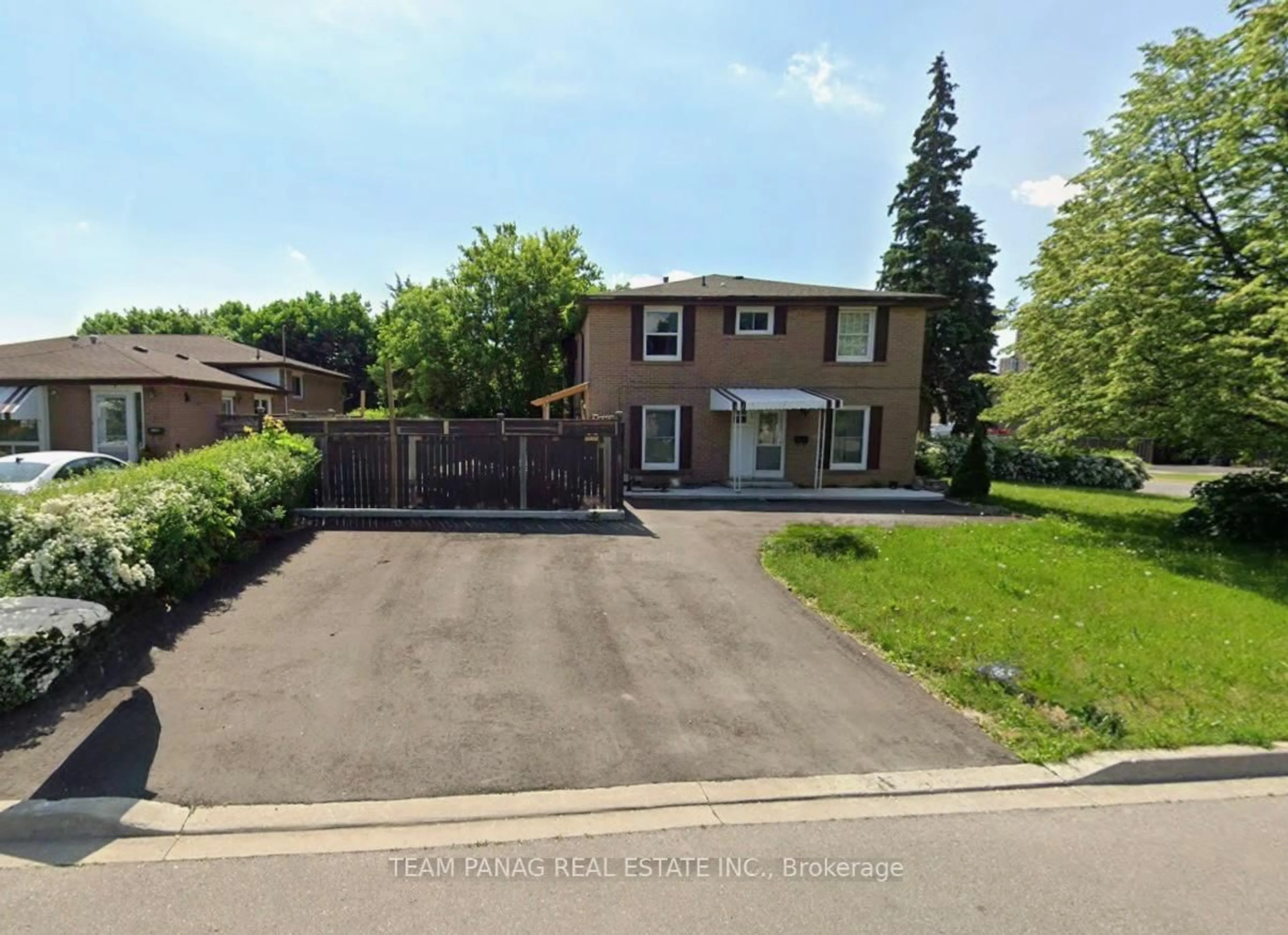 A pic from outside/outdoor area/front of a property/back of a property/a pic from drone, street for 3 Dunwich Pl, Brampton Ontario L6T 1K3