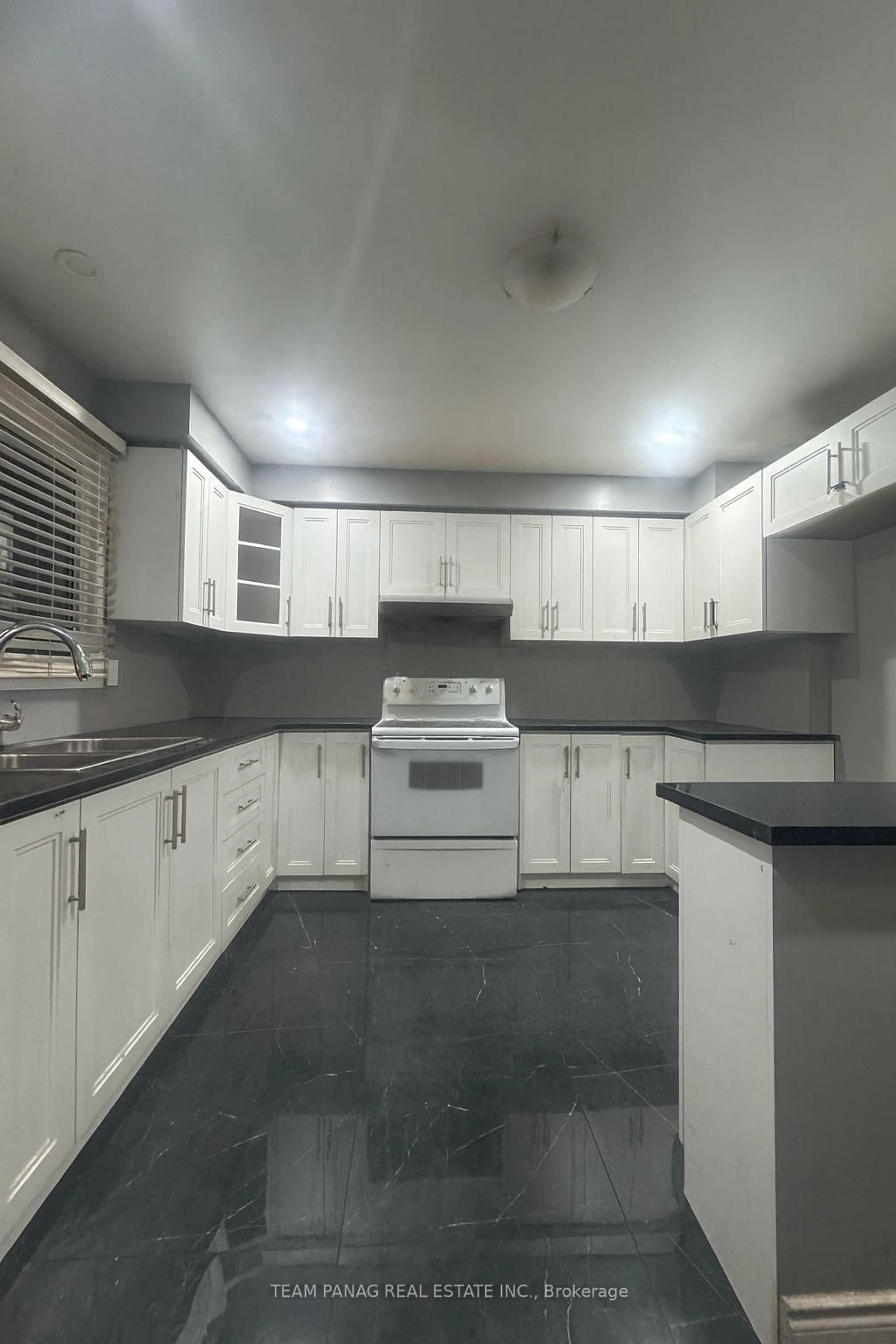 Standard kitchen, unknown for 3 Dunwich Pl, Brampton Ontario L6T 1K3