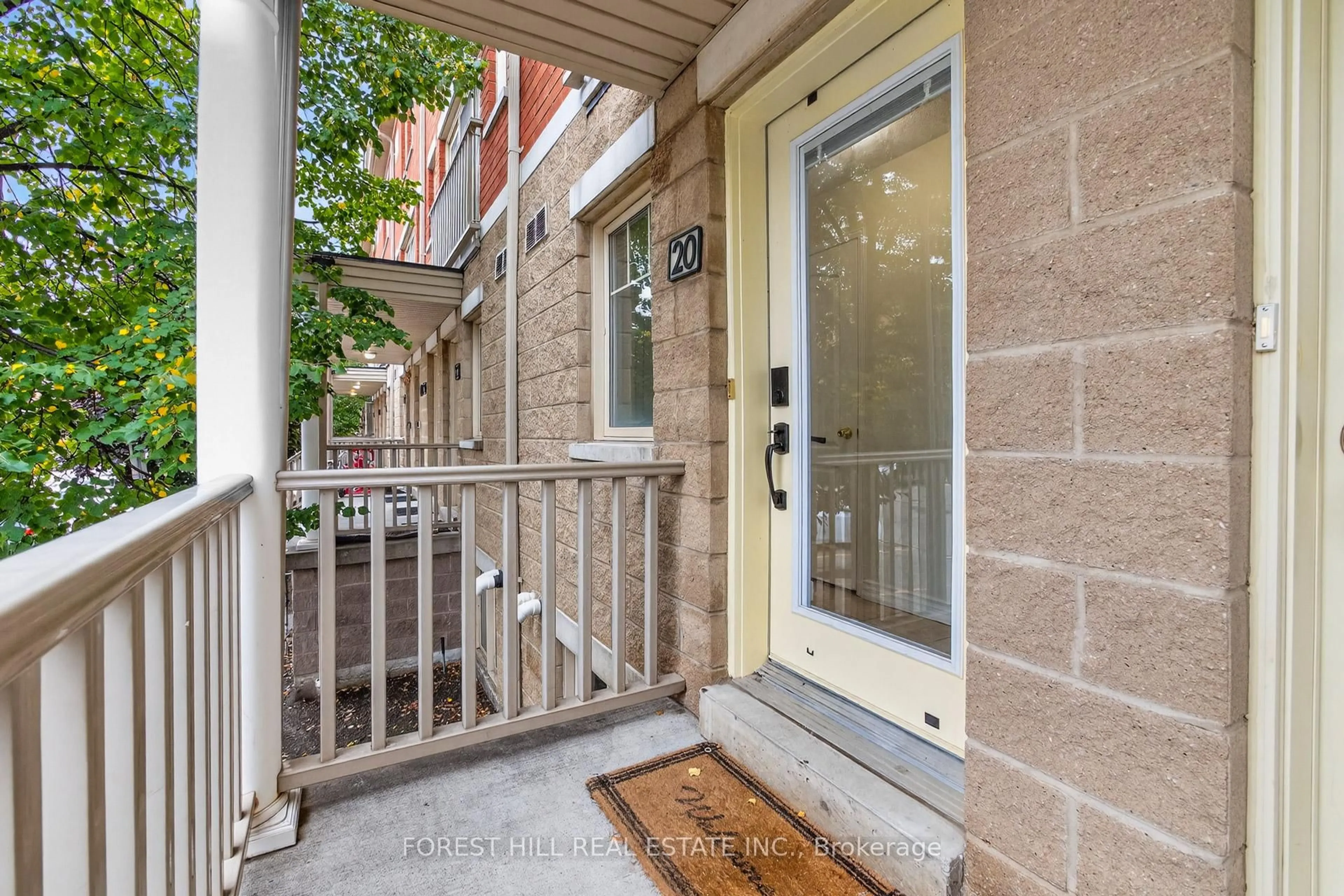 Indoor entryway for 5050 Intrepid Dr #20, Mississauga Ontario L5M 0E5