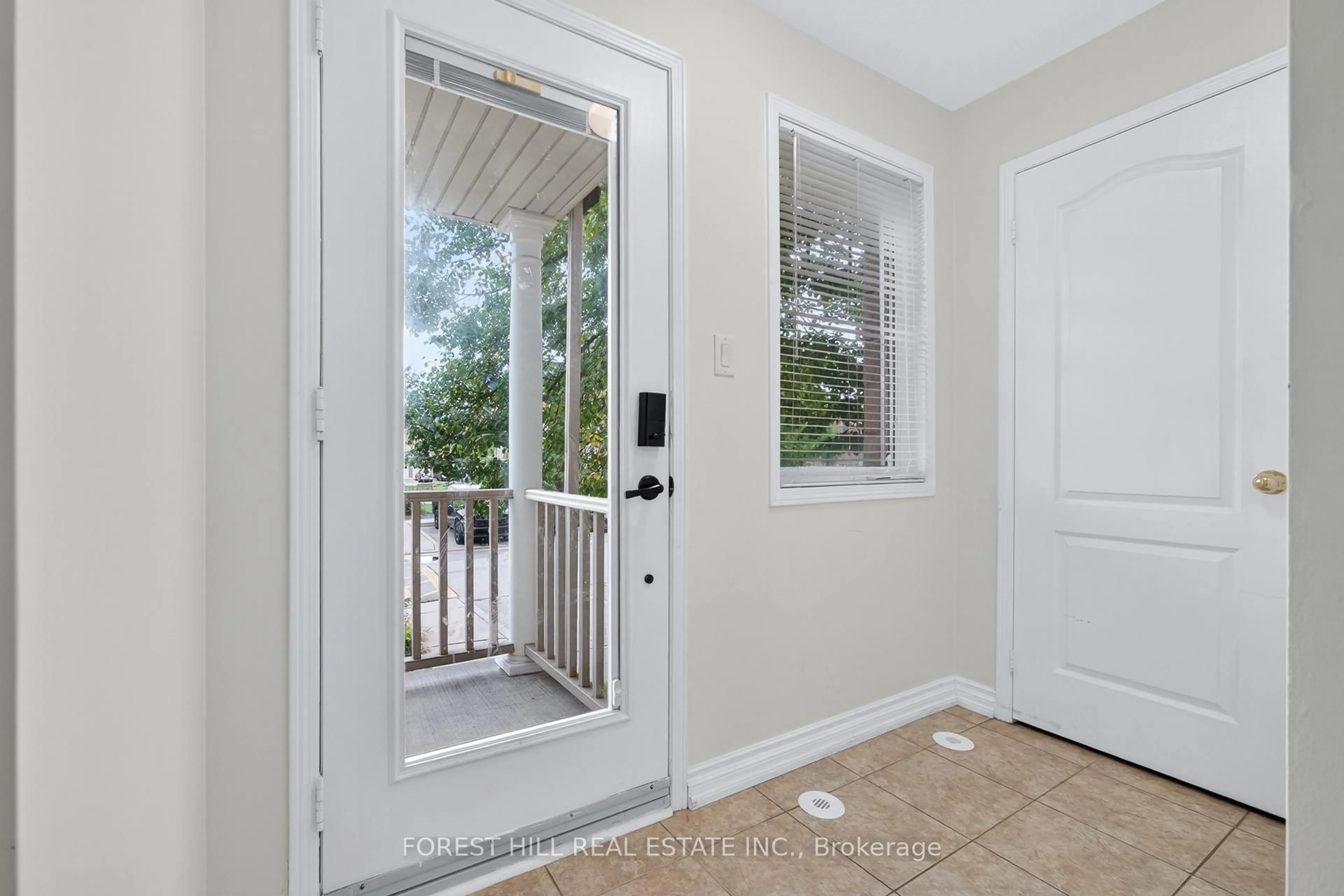 Indoor entryway for 5050 Intrepid Dr #20, Mississauga Ontario L5M 0E5