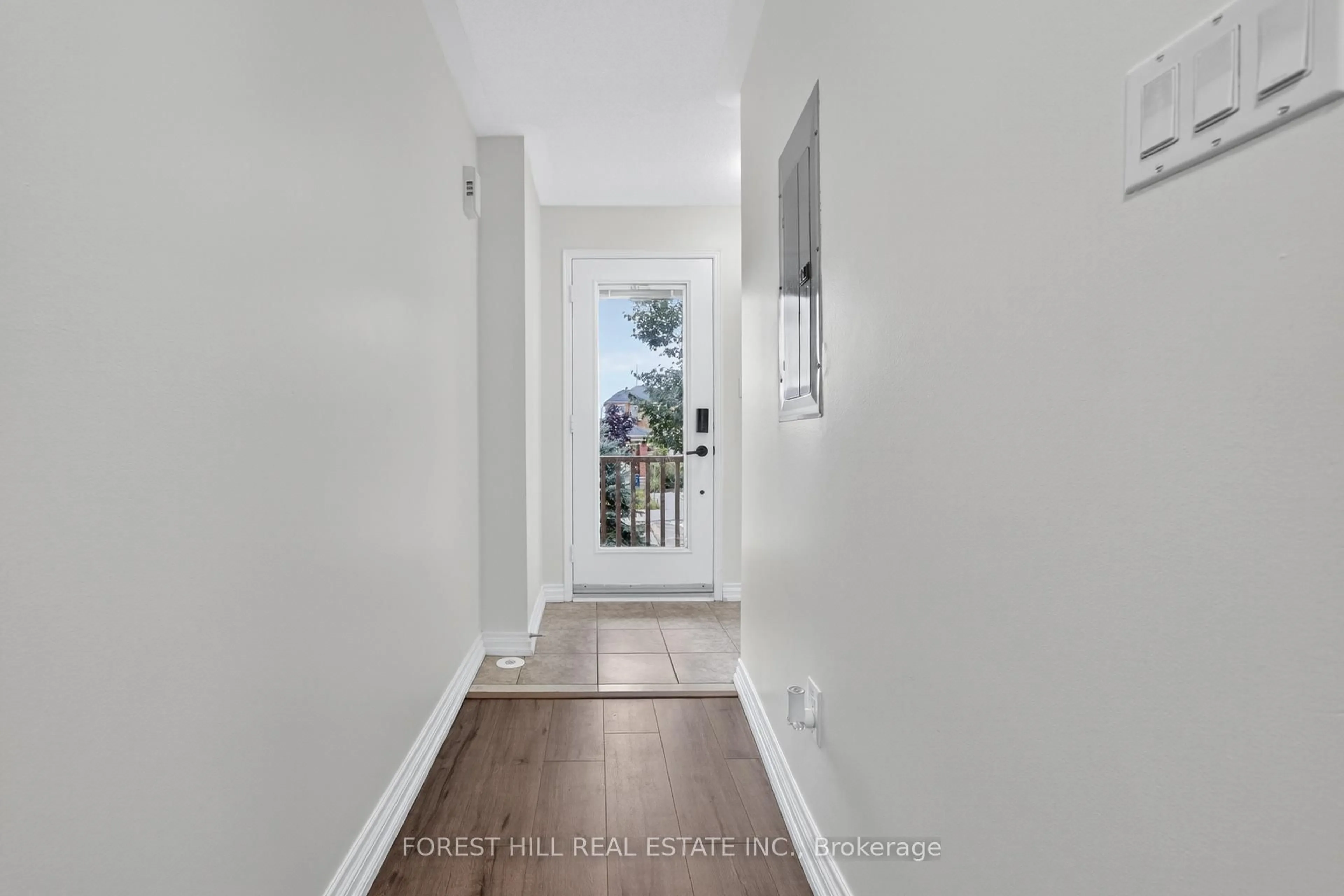 Indoor entryway for 5050 Intrepid Dr #20, Mississauga Ontario L5M 0E5