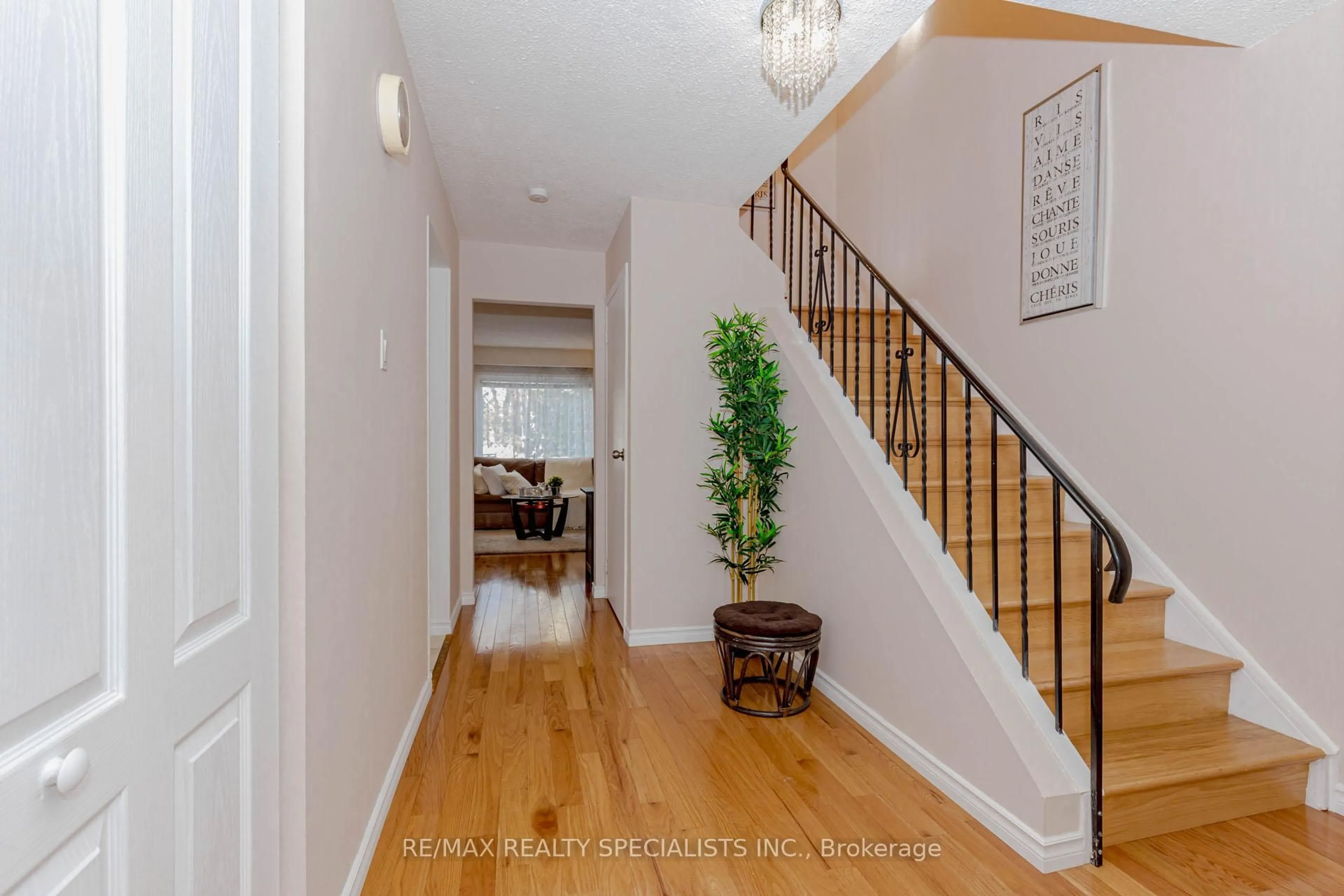 Indoor entryway for 7227 Joliette Cres, Mississauga Ontario L5N 1Z2