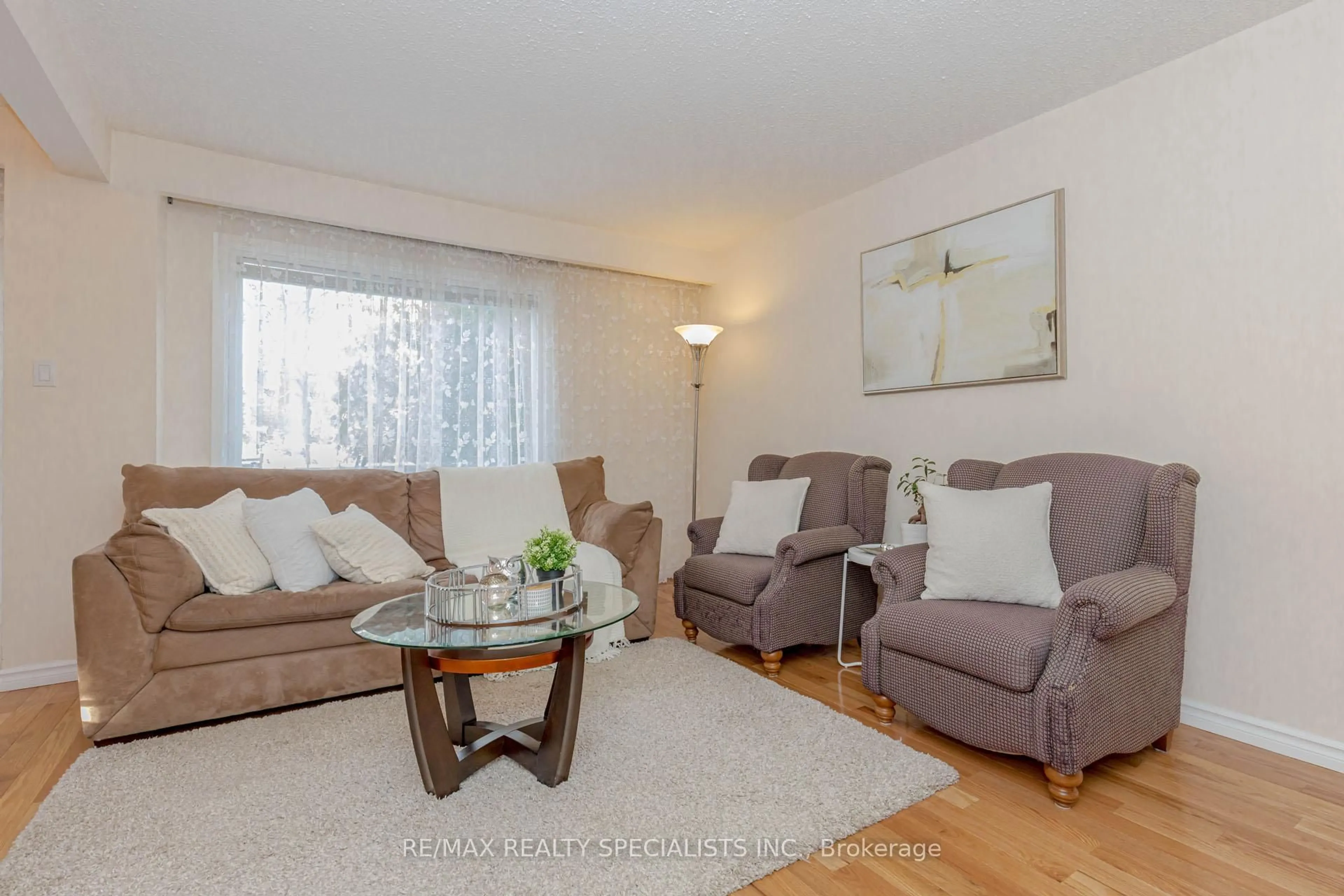 Living room with furniture, wood/laminate floor for 7227 Joliette Cres, Mississauga Ontario L5N 1Z2