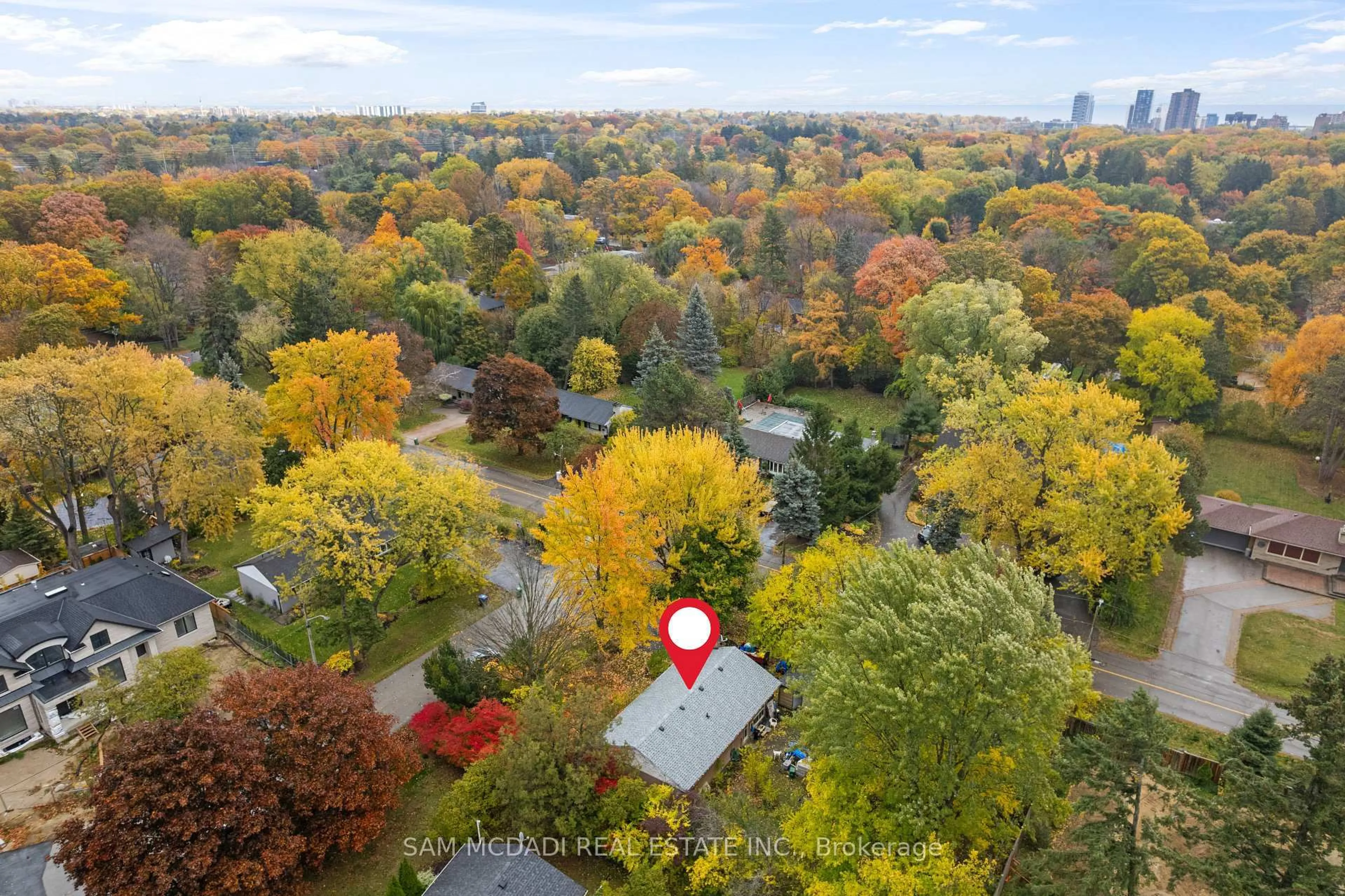 A pic from outside/outdoor area/front of a property/back of a property/a pic from drone, forest/trees view for 1610 Magenta Crt, Mississauga Ontario L5G 3A7