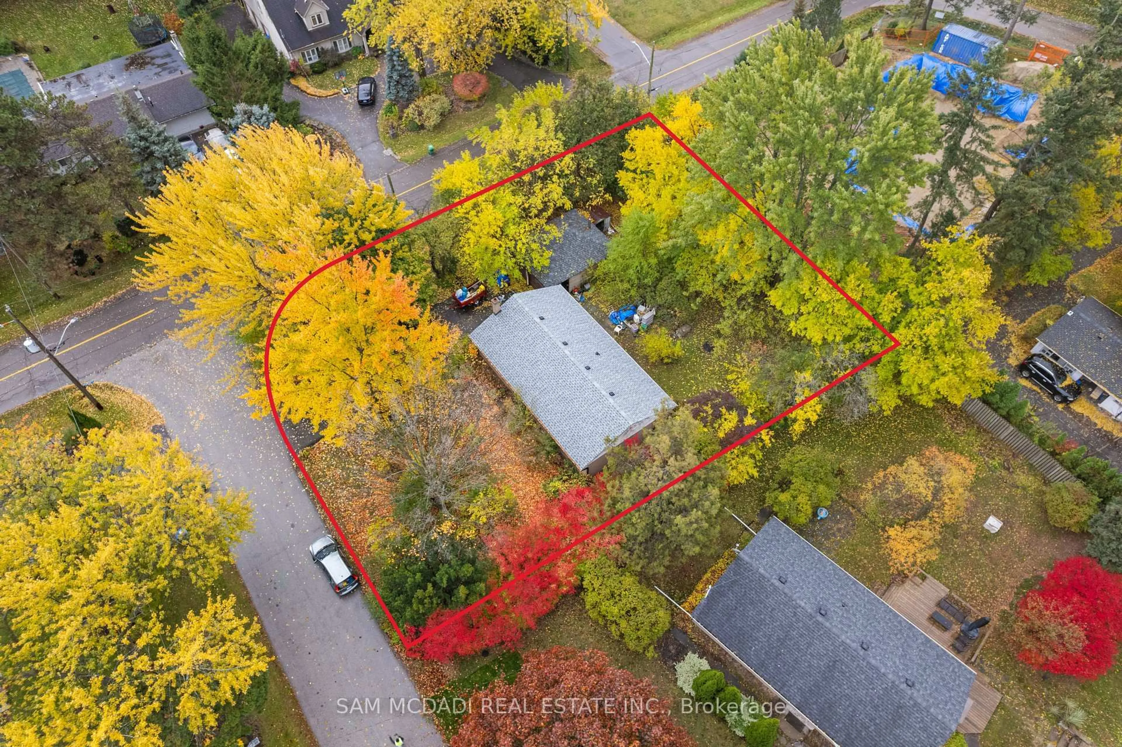 A pic from outside/outdoor area/front of a property/back of a property/a pic from drone, forest/trees view for 1610 Magenta Crt, Mississauga Ontario L5G 3A7