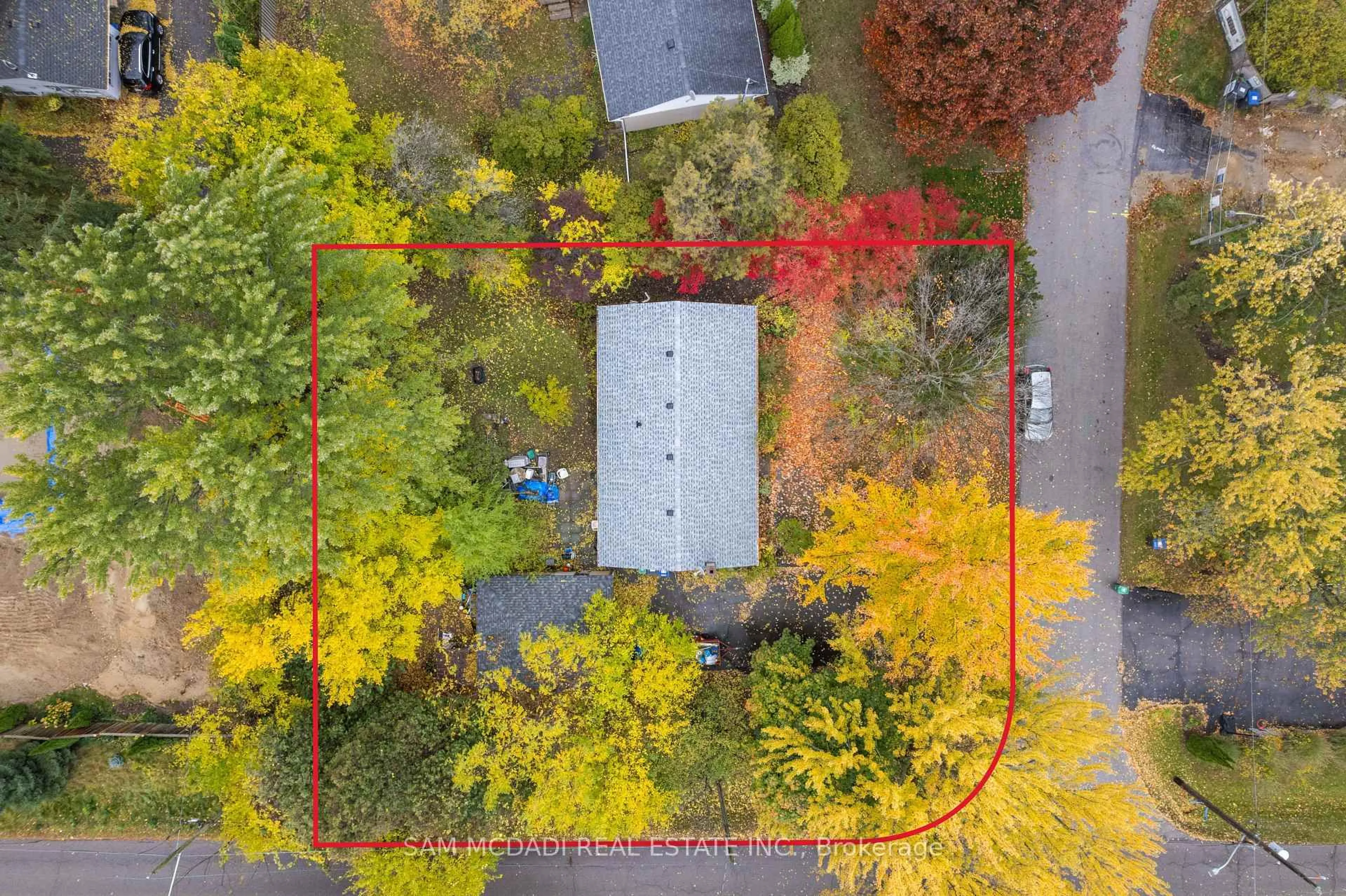 A pic from outside/outdoor area/front of a property/back of a property/a pic from drone, forest/trees view for 1610 Magenta Crt, Mississauga Ontario L5G 3A7