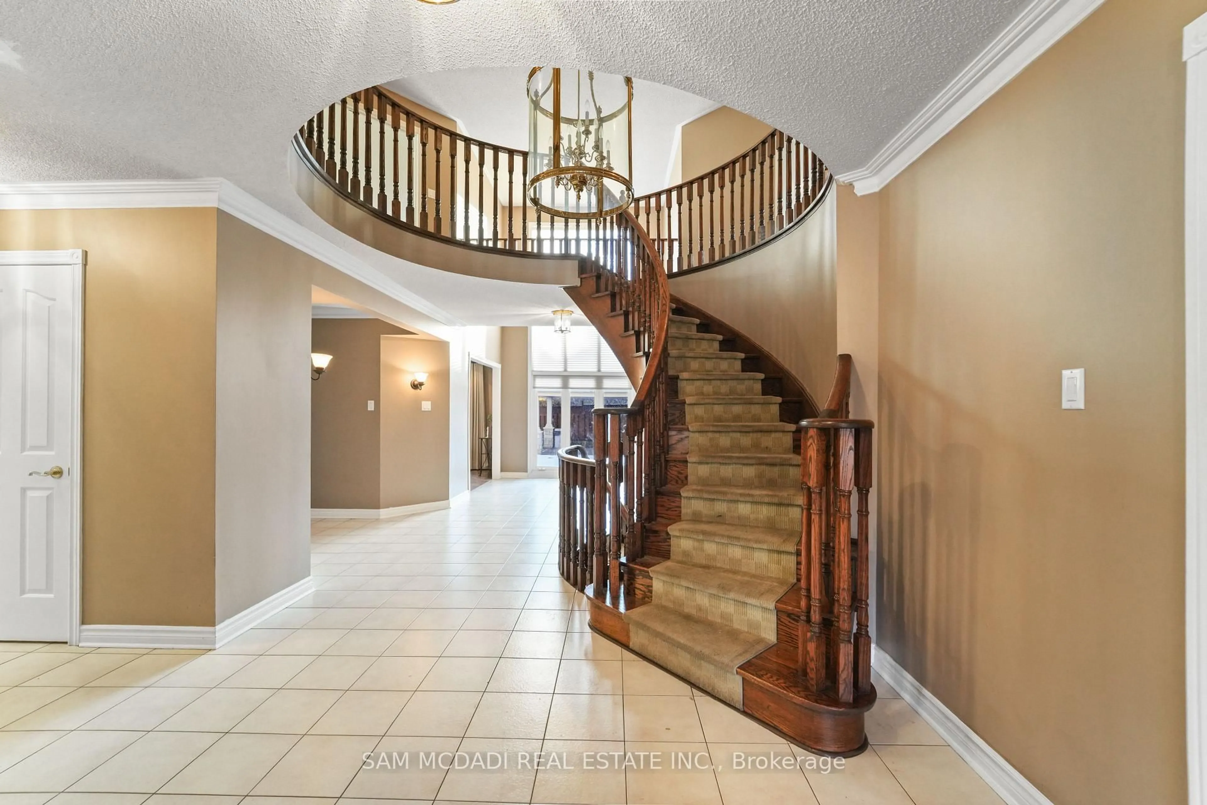 Indoor foyer for 4873 Forest Hill Dr, Mississauga Ontario L5M 5B1