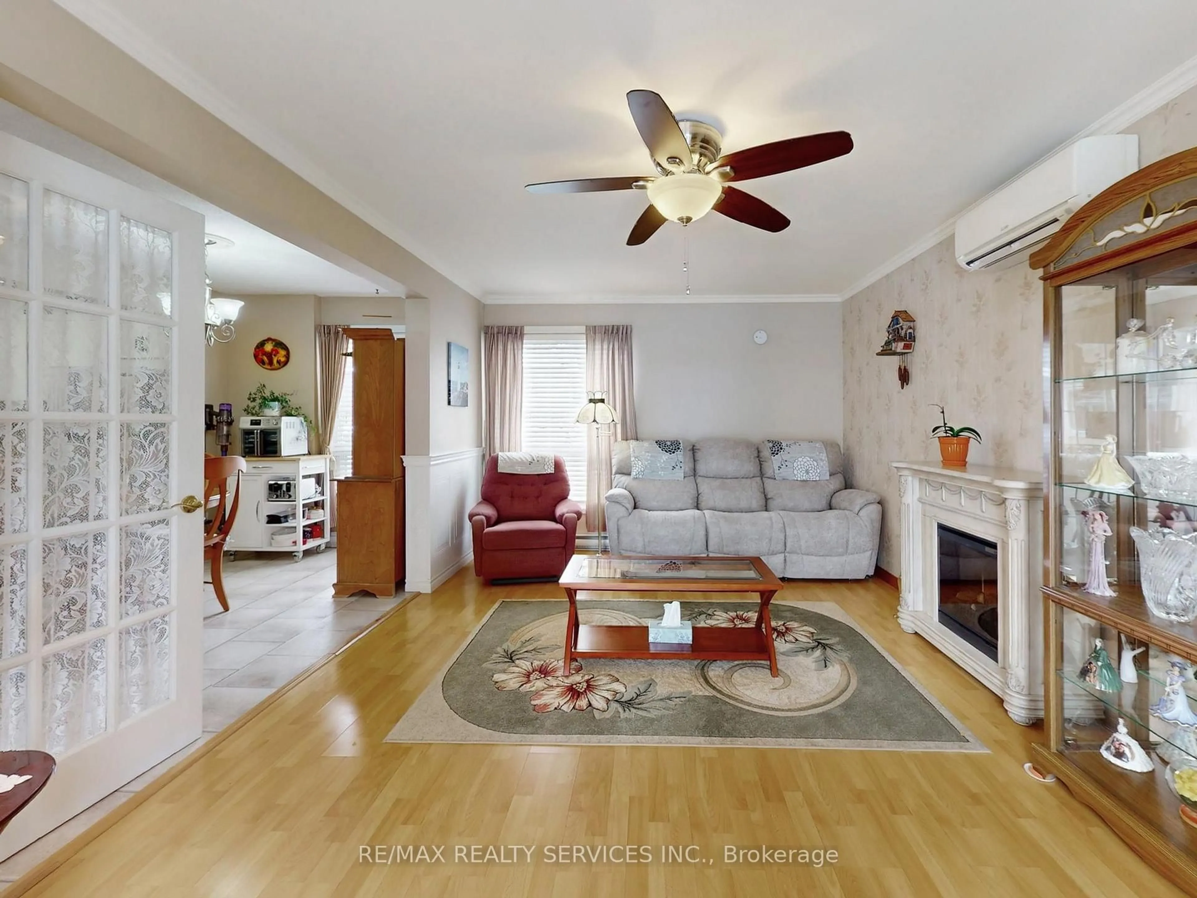 Living room with furniture, unknown for 2 Grove Park Sq, Brampton Ontario L6S 2K3