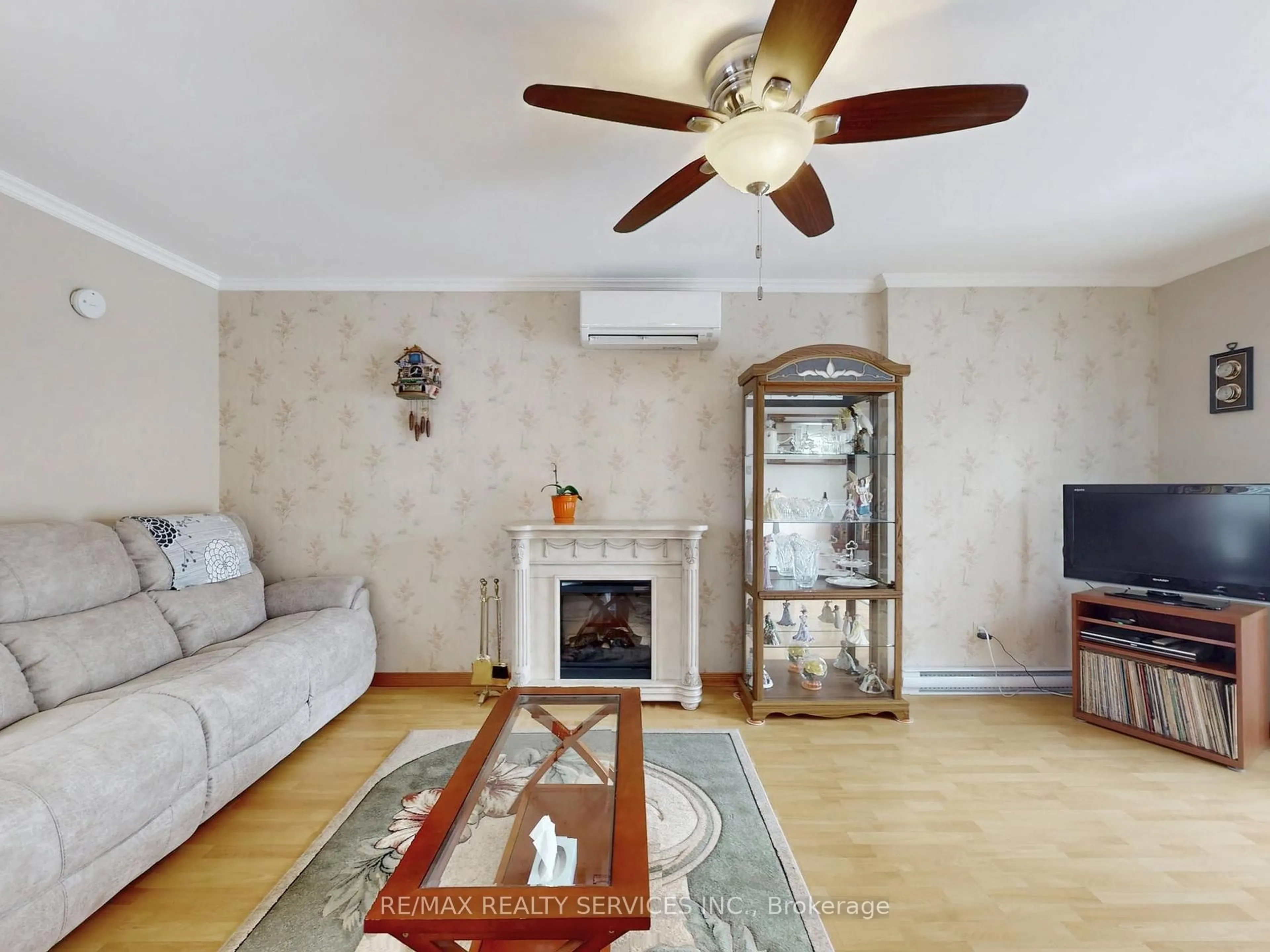 Living room with furniture, wood/laminate floor for 2 Grove Park Sq, Brampton Ontario L6S 2K3