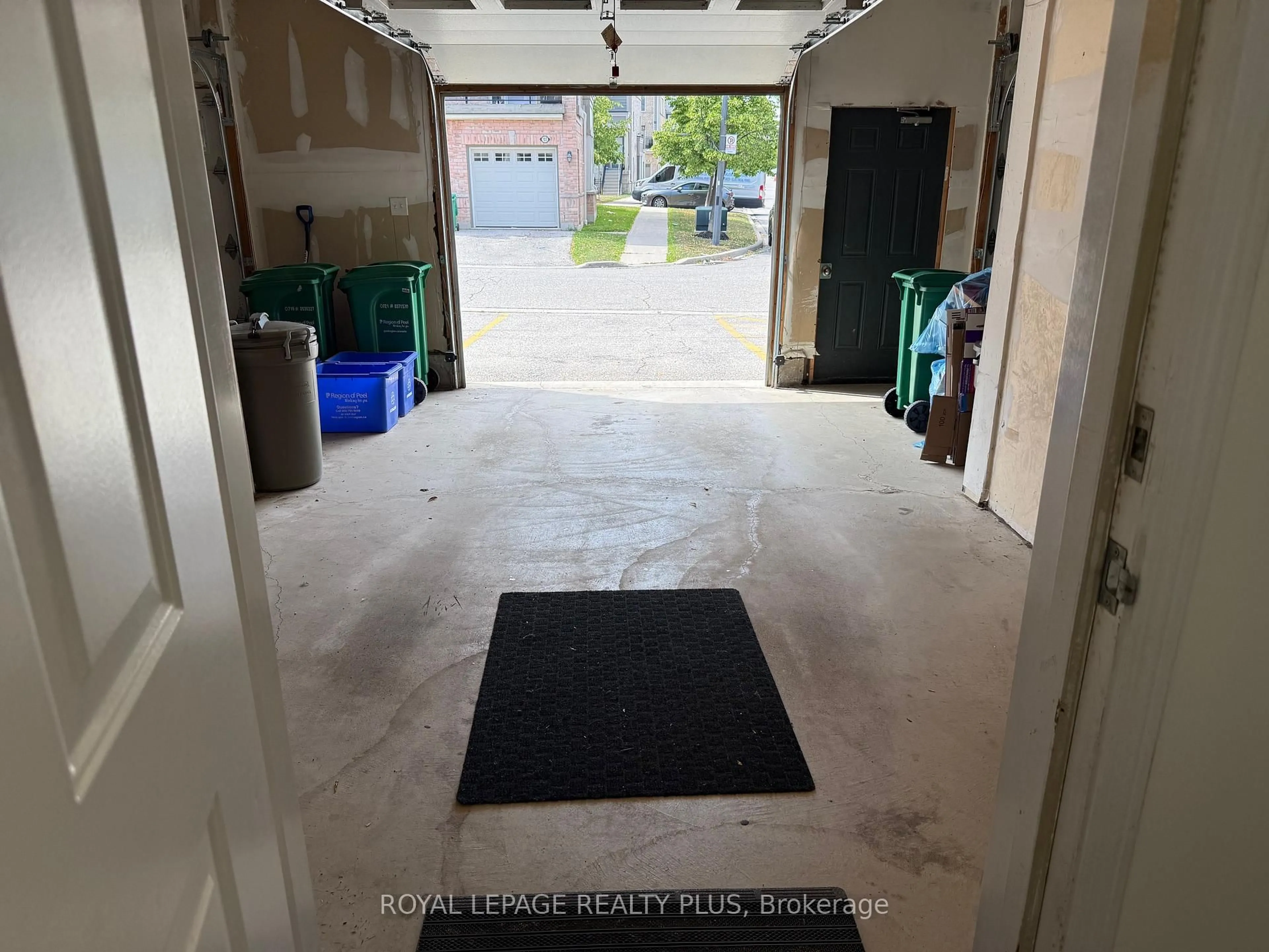 Indoor foyer for 3015 Destination Dr #5, Mississauga Ontario L5M 0P3