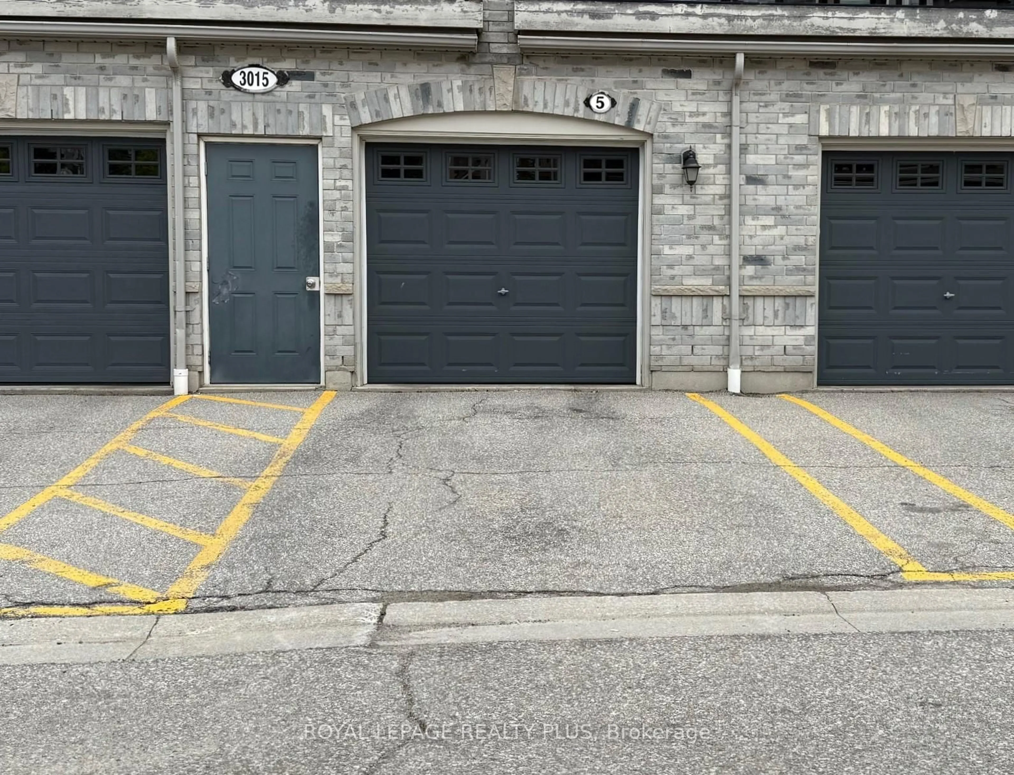 Indoor garage for 3015 Destination Dr #5, Mississauga Ontario L5M 0P3