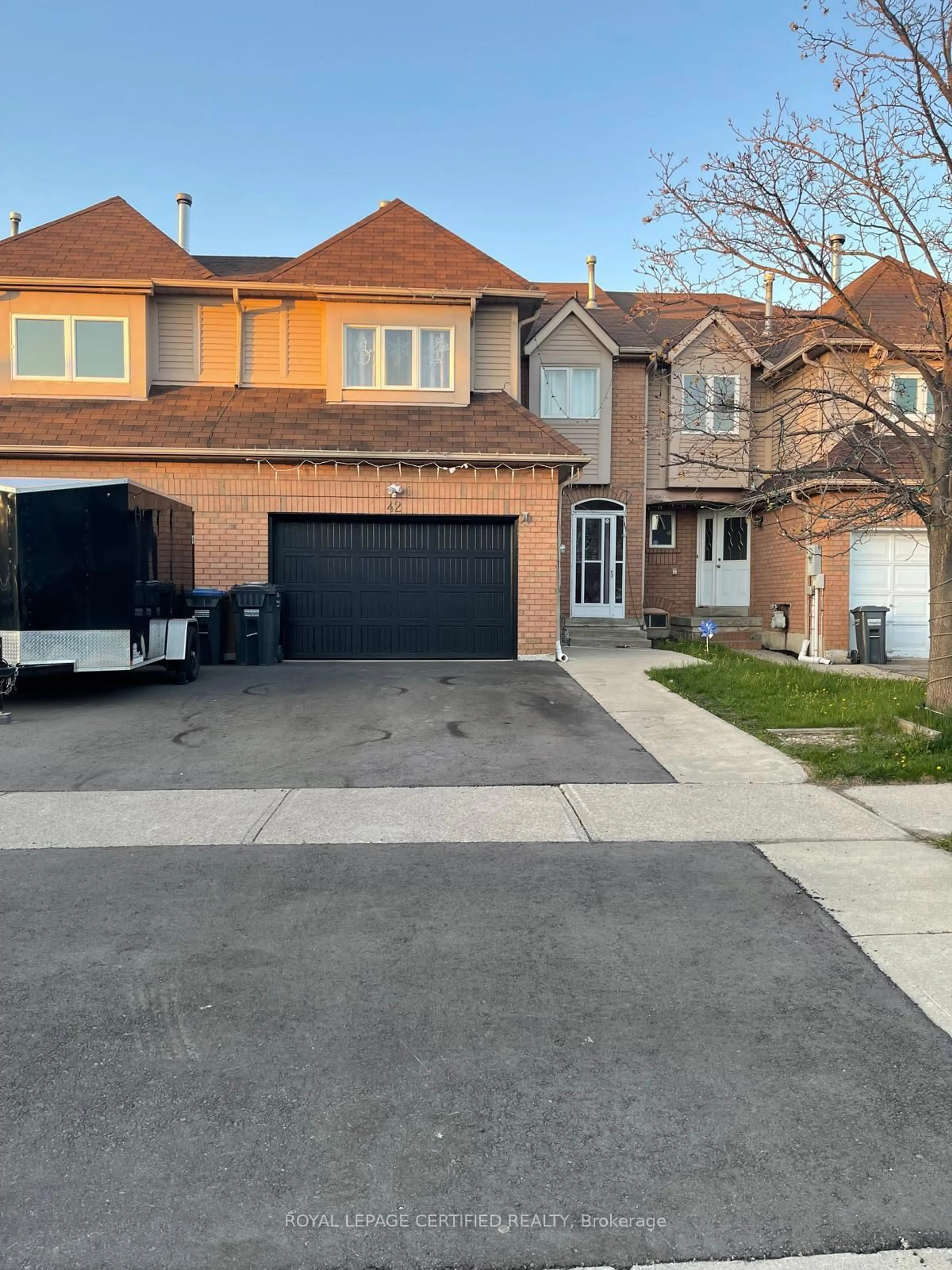 A pic from outside/outdoor area/front of a property/back of a property/a pic from drone, street for 42 Wooliston Cres, Brampton Ontario L6Y 4J5