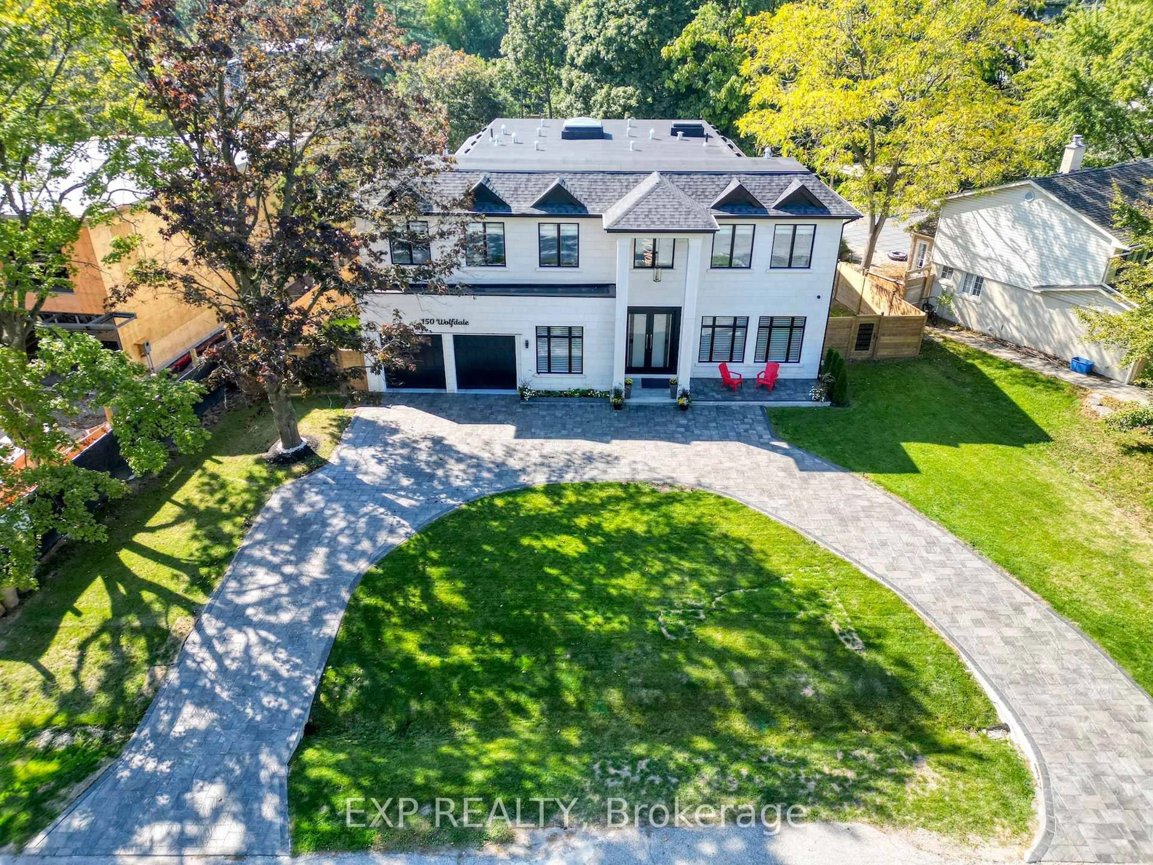 A pic from outside/outdoor area/front of a property/back of a property/a pic from drone, street for 150 WOLFDALE Ave, Oakville Ontario L6L 4S1